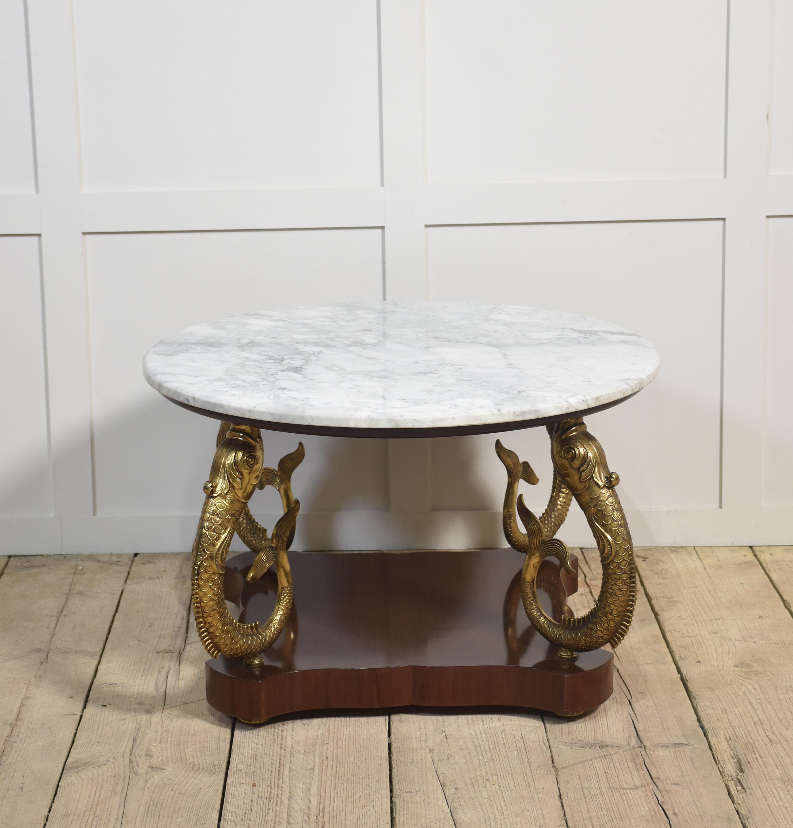 Britannique Table basse dauphin en marbre et métal doré en vente