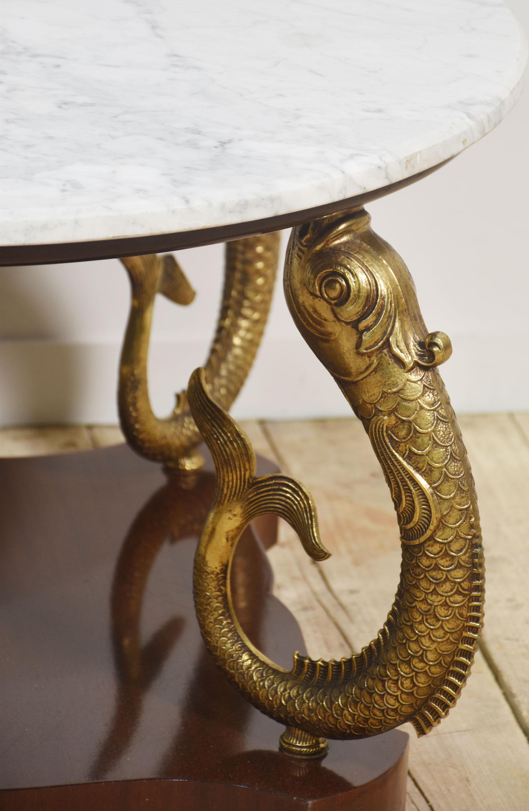 Table basse dauphin en marbre et métal doré Bon état - En vente à Cheshire, GB
