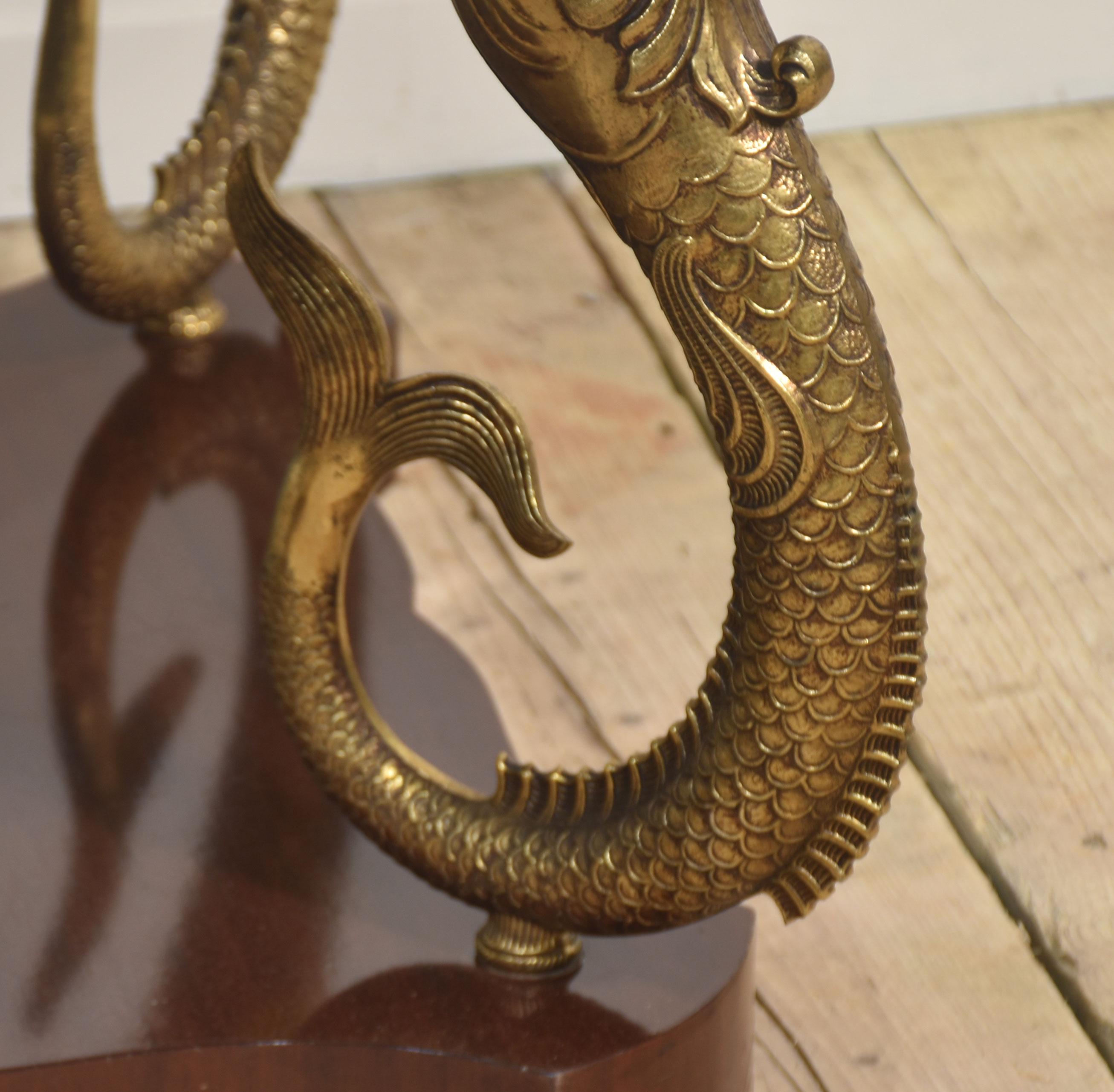 20ième siècle Table basse dauphin en marbre et métal doré en vente