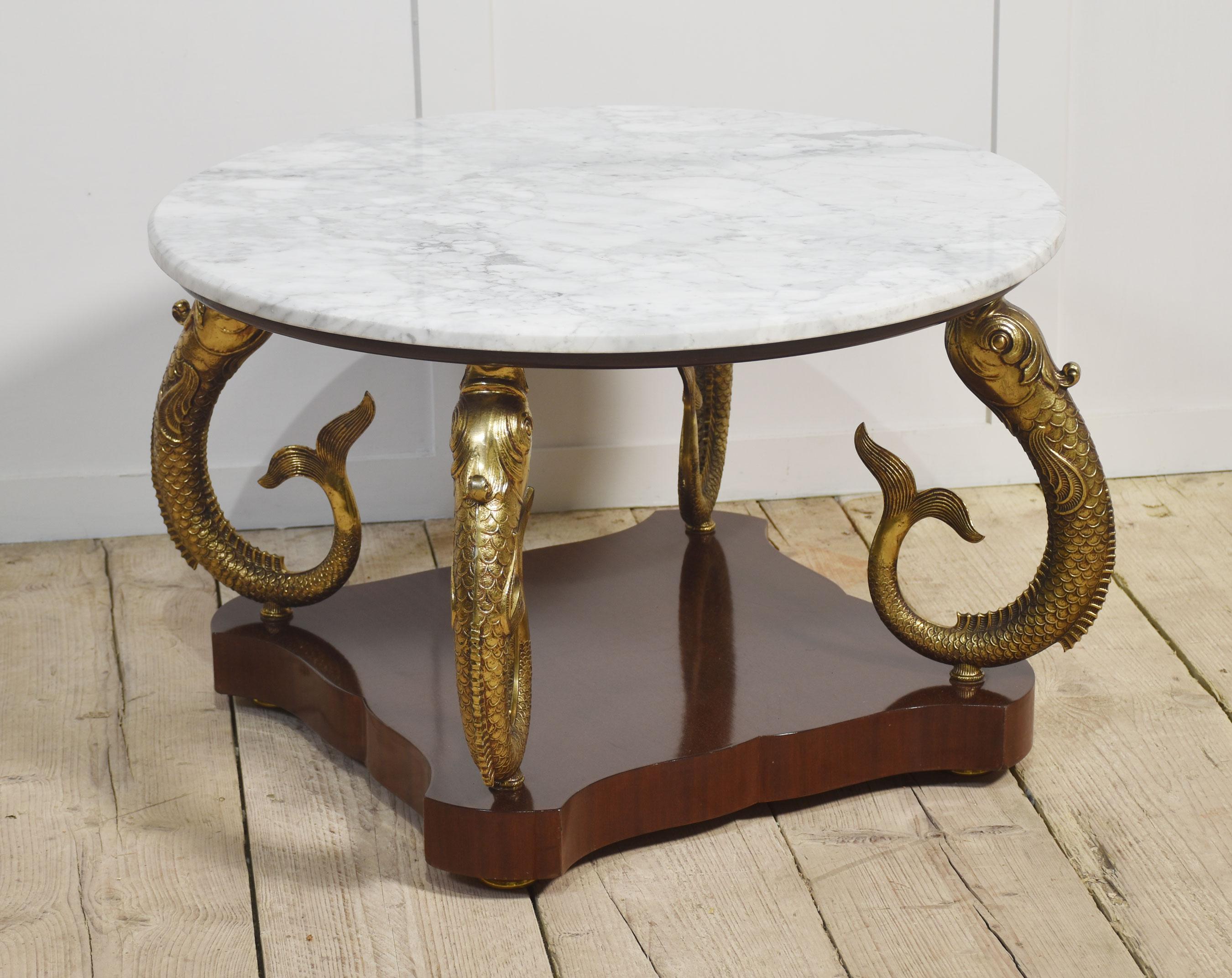 Bois Table basse dauphin en marbre et métal doré en vente