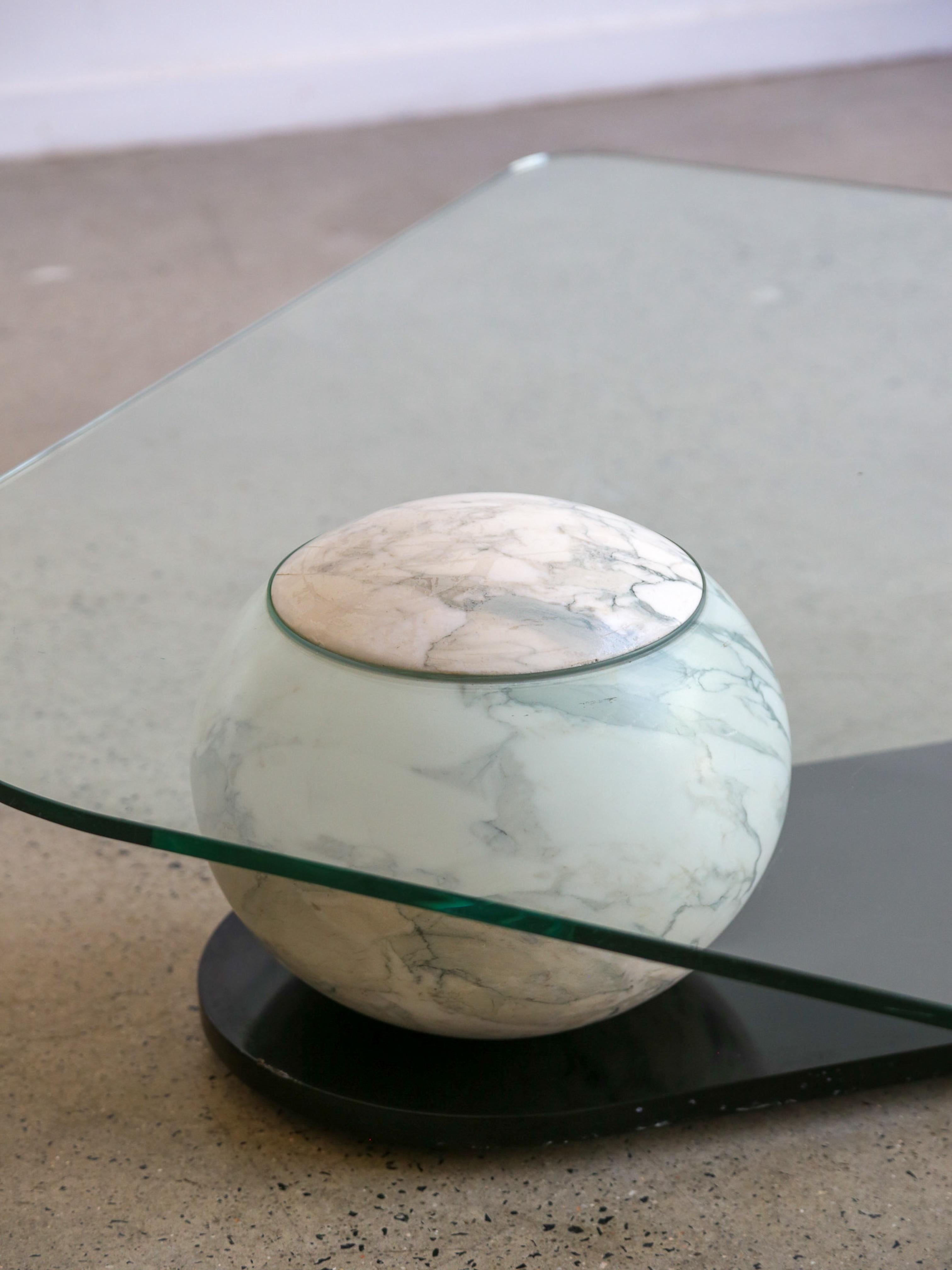 Postmoderne Table basse en marbre et verre de Fratelli Longhi en vente