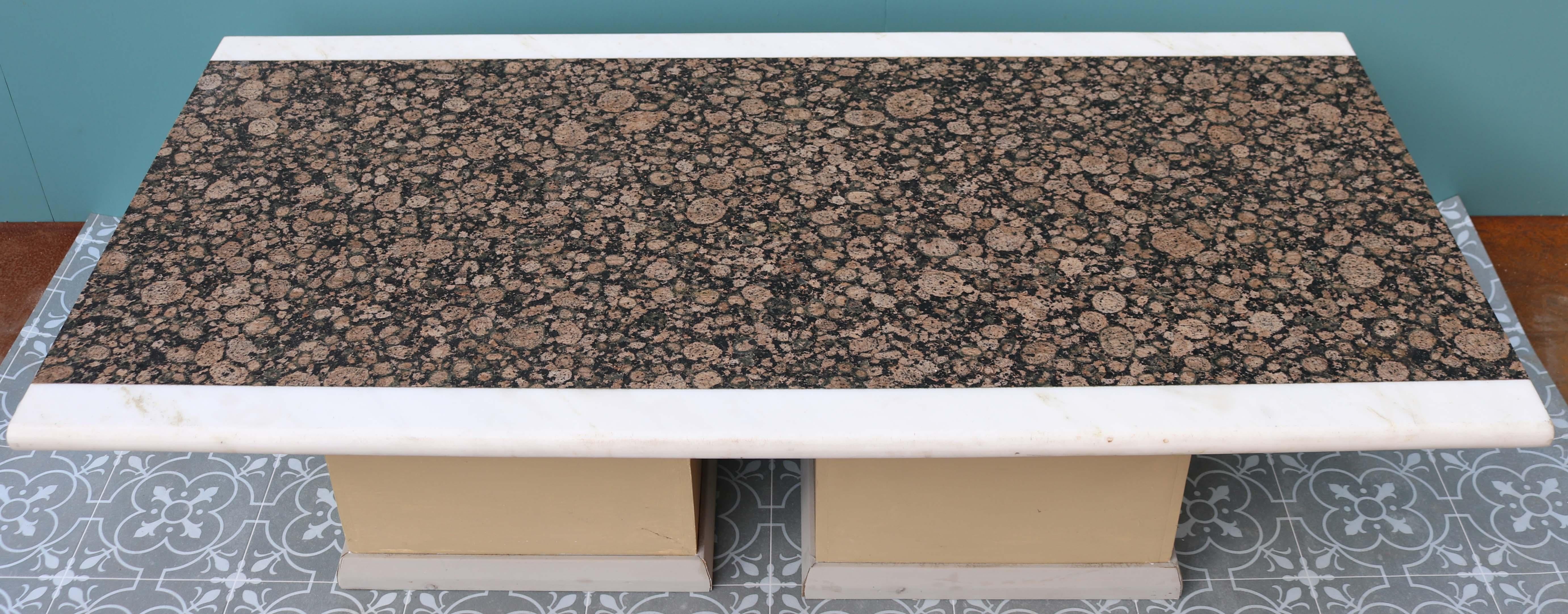 20ième siècle Plateau de table en marbre et granit de récupération en vente