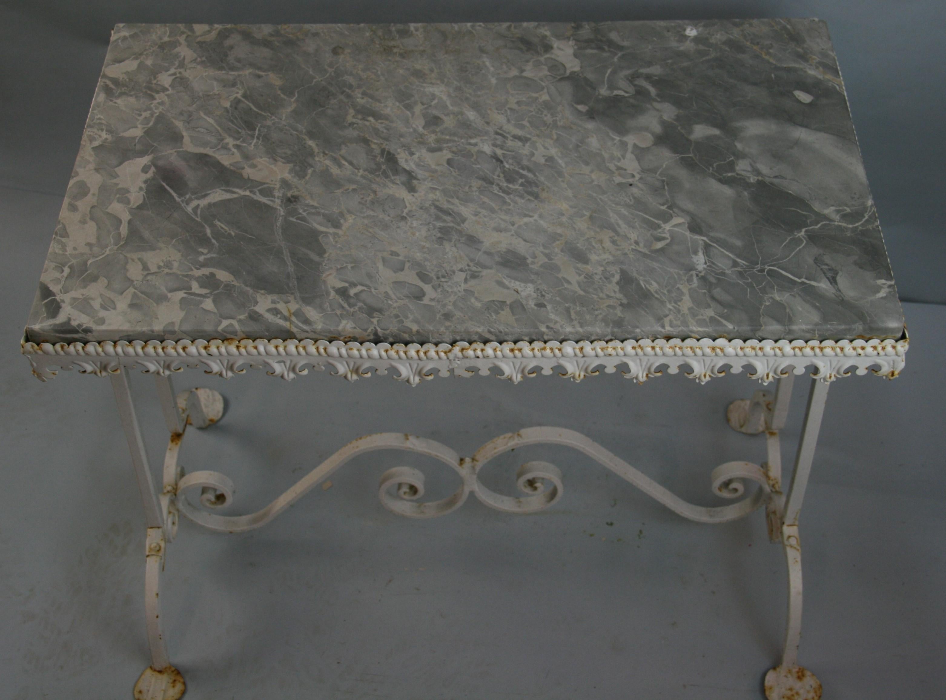 Table de jardin en marbre et en fer en vente 1