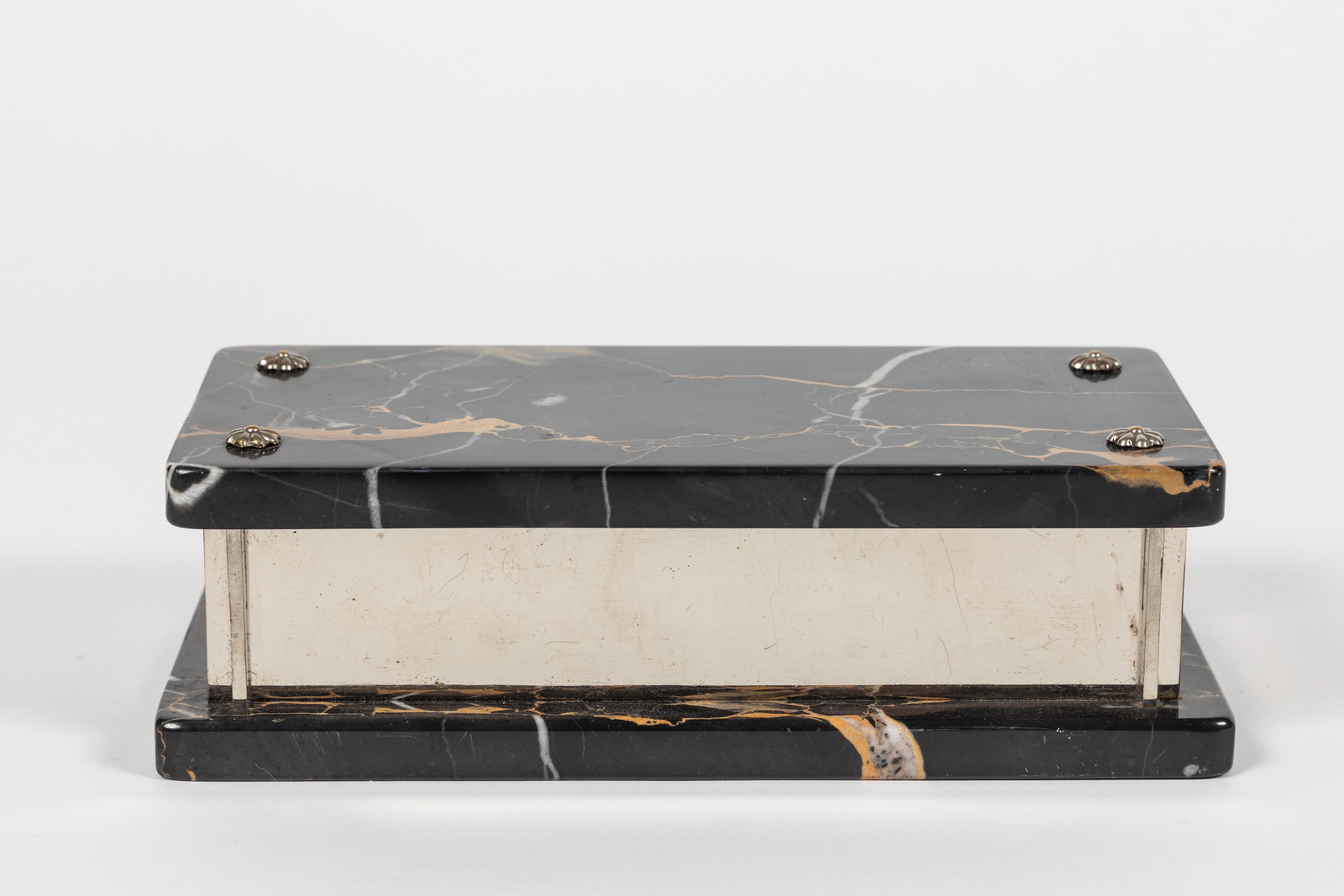 Superschicke Box aus geädertem Marmor und vernickelt. Der Boden und die Oberseite bestehen aus einer 1/2