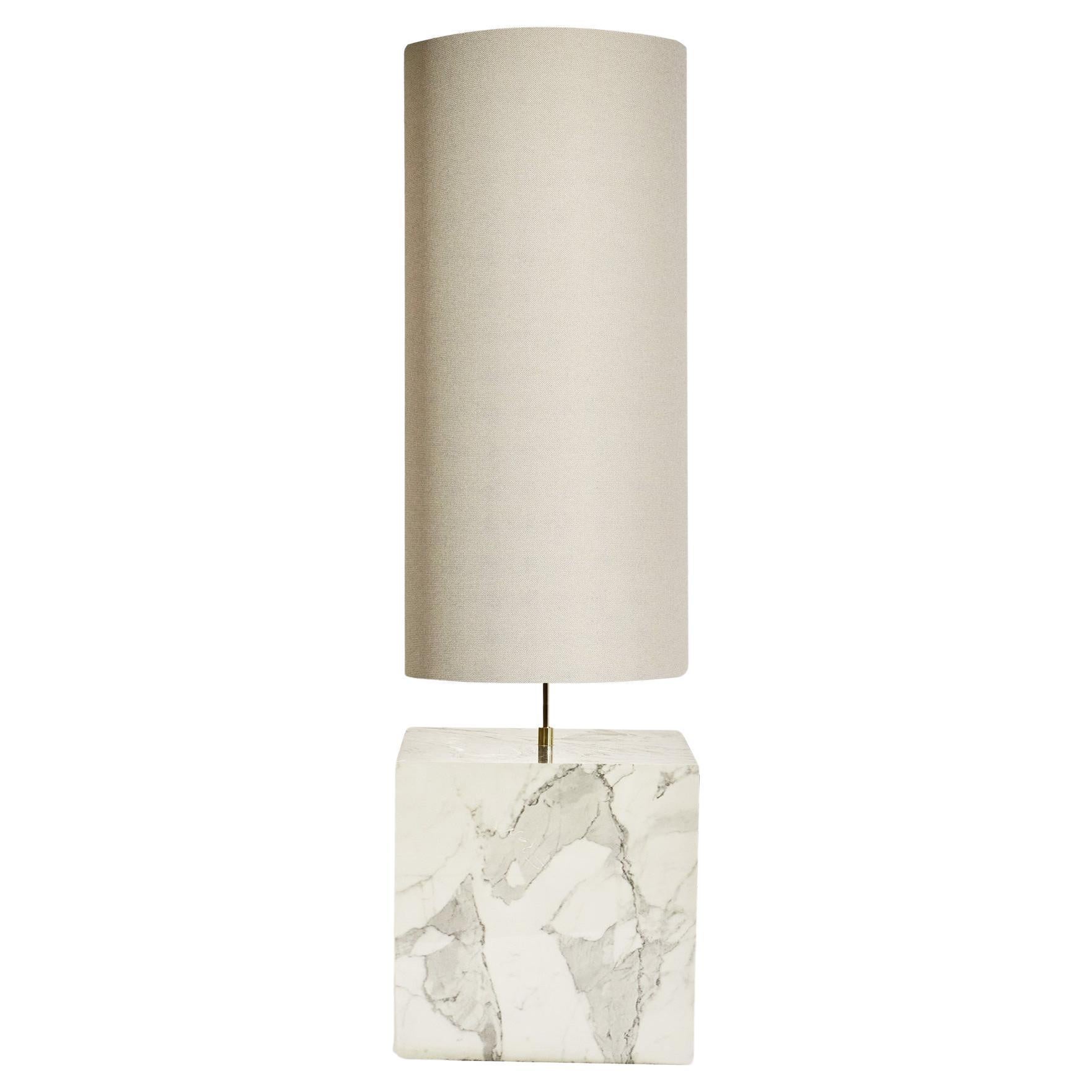 Lampadaire coexistant en marbre et tissu recyclé de Slash Objects
