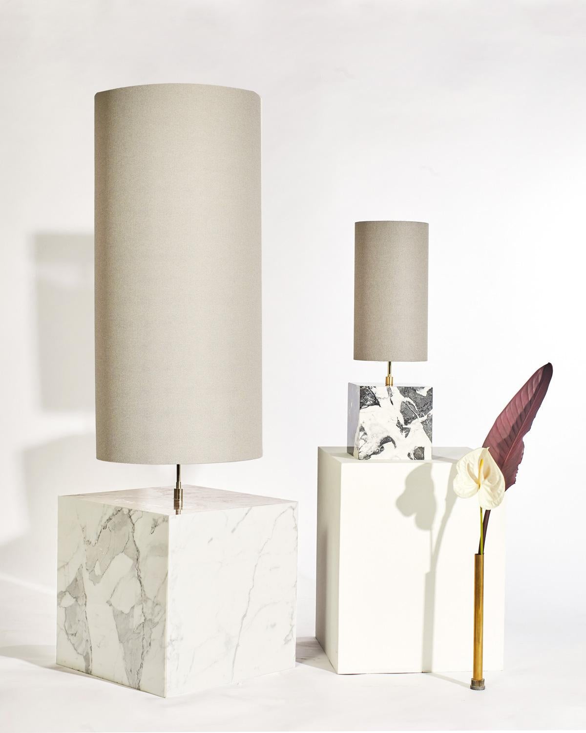 Laiton Lampadaire coexistant en marbre et tissu recyclé de Slash Objects en vente