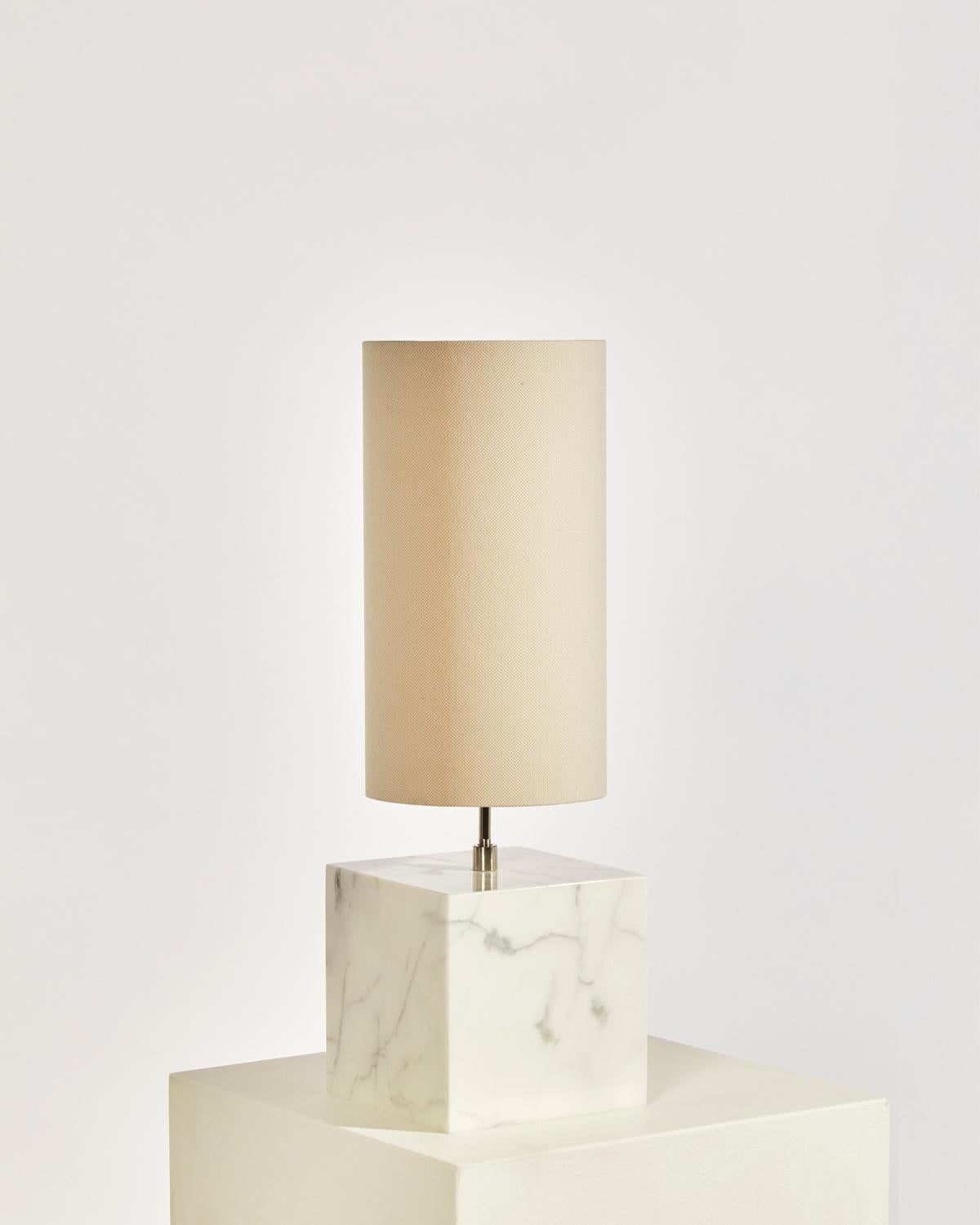 Coexist-Tischlampe aus Marmor und recyceltem Stoff von Slash Objects (amerikanisch) im Angebot
