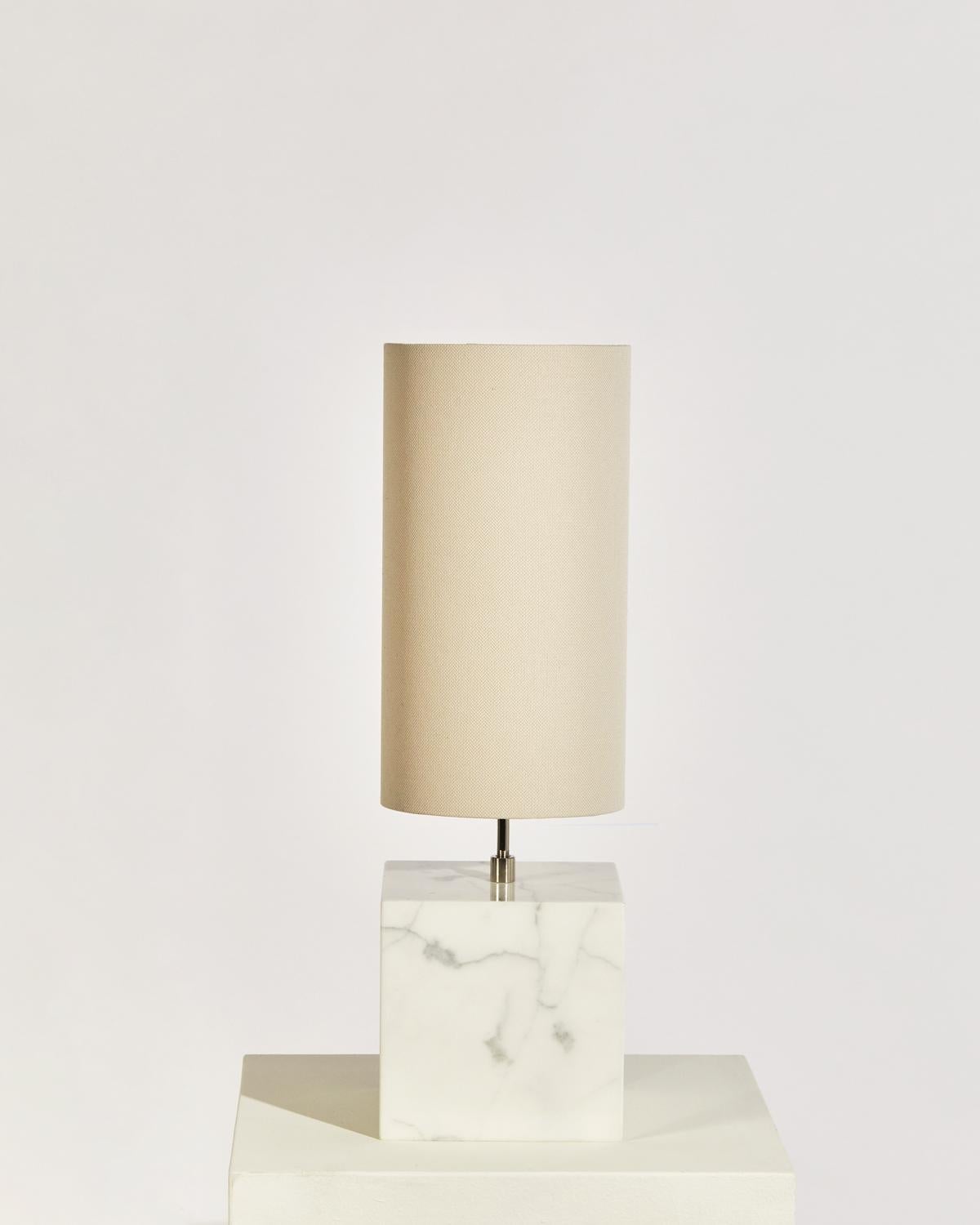 Lampe de bureau Coexist en marbre et tissu recyclé « Small » de Slash Objects Neuf - En vente à Brooklyn, NY