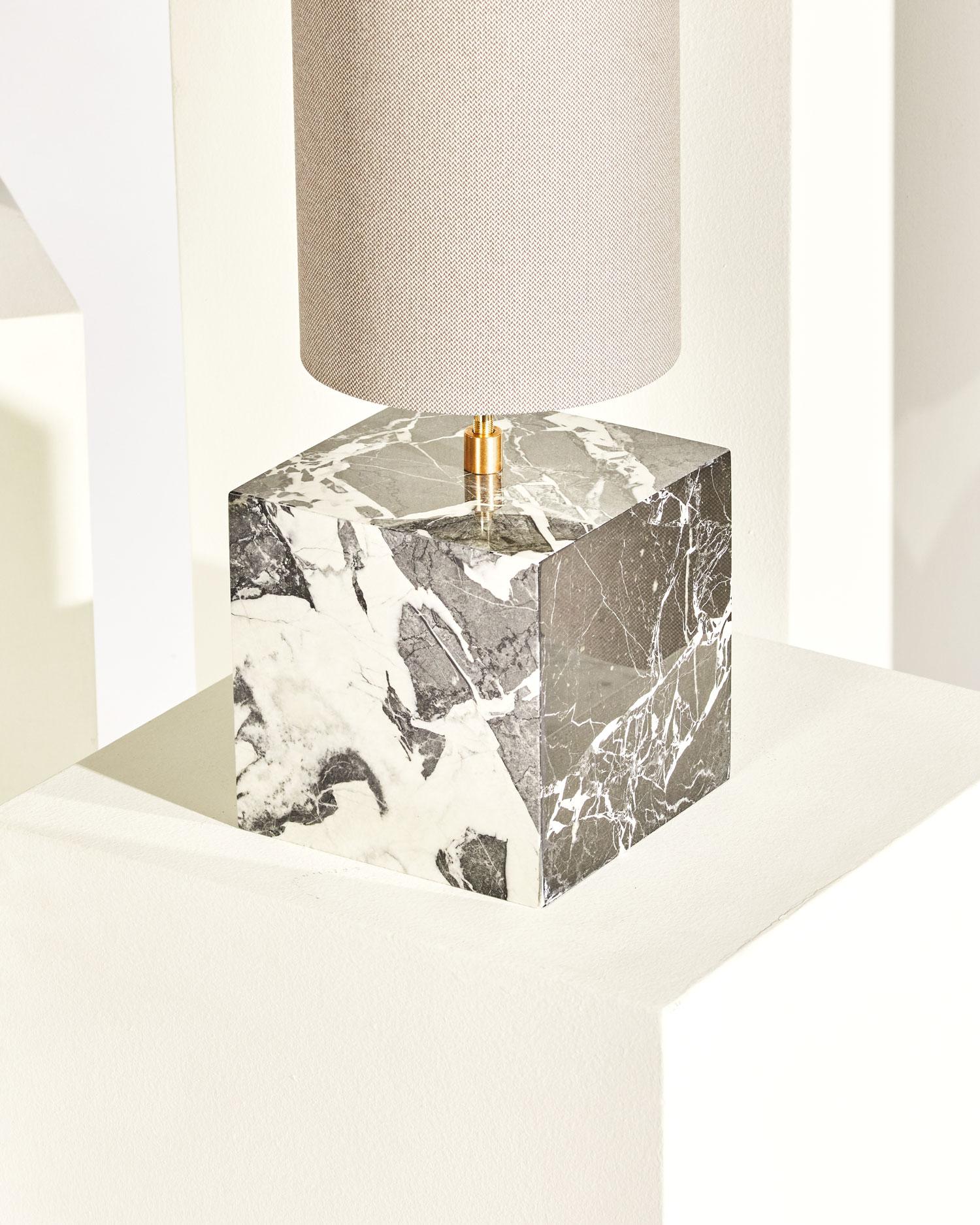 Laiton Lampe de bureau Coexist en marbre et tissu recyclé « Small » de Slash Objects en vente