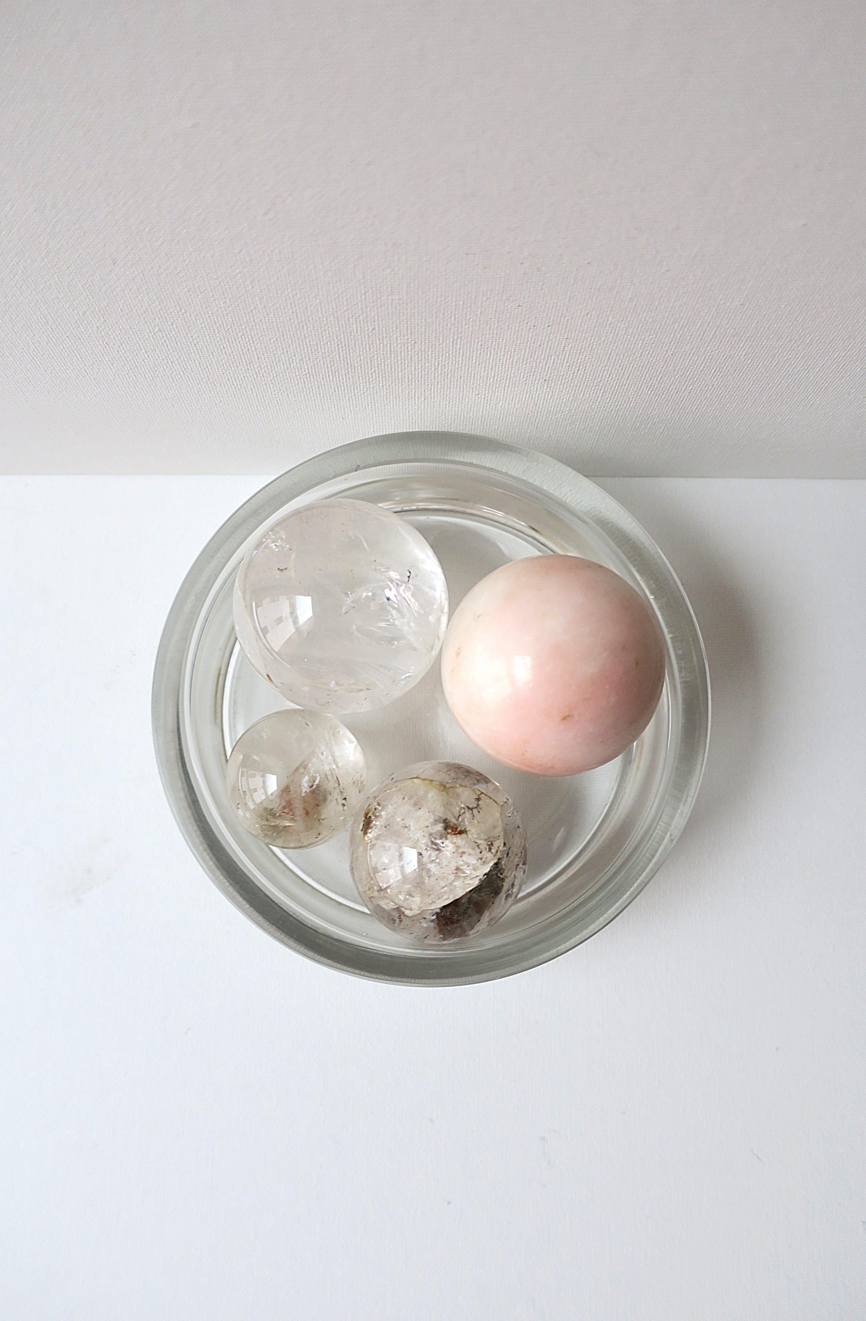 Un set di sfere in marmo e cristallo di rocca con ciotola in cristallo. Il set è un ottimo oggetto decorativo per un tavolino da caffè/cocktail, una credenza, una mensola, ecc. Il set include 1 sfera di marmo rosa, tre (3) sfere di cristallo di