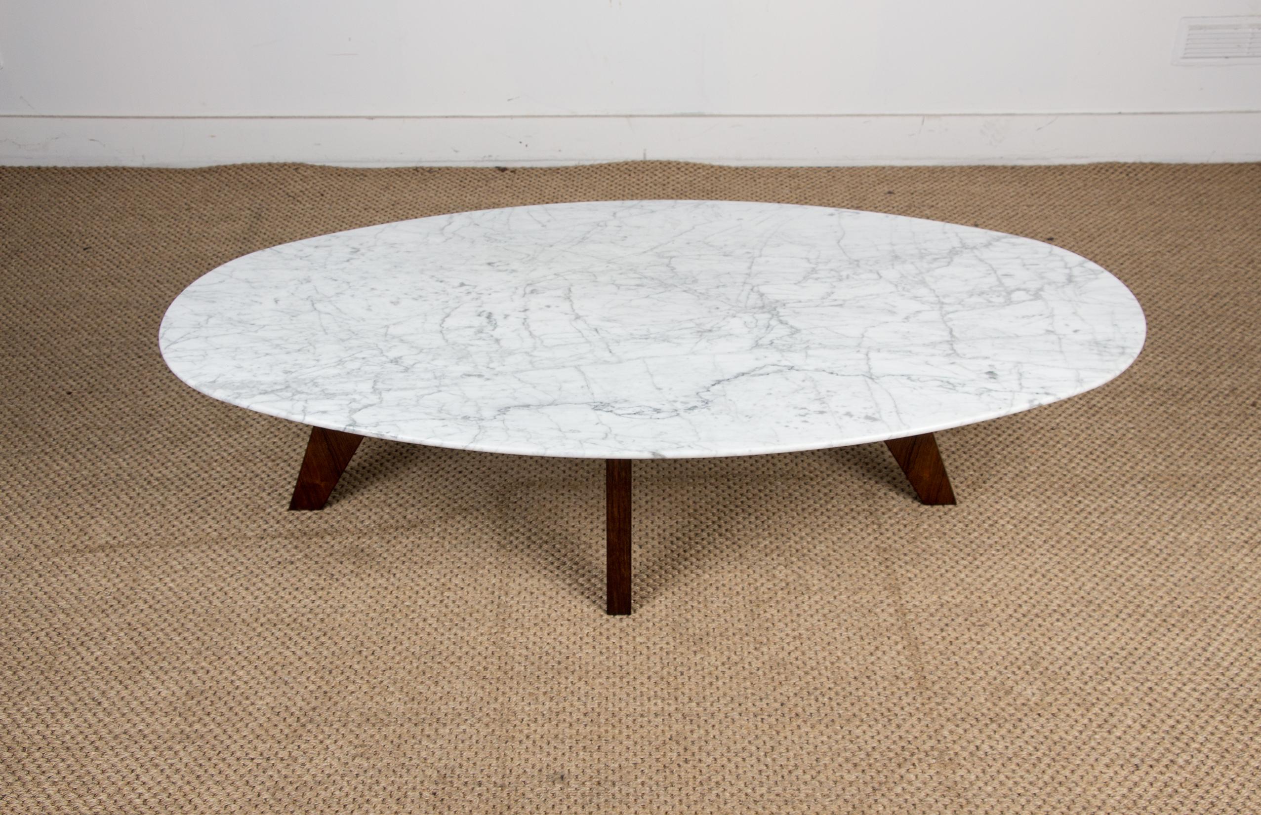 Superb coffee table with a magnificent white Carrara marble top and a rosewood base. This piece of furniture is in excellent condition, like new, and beautifully crafted.

Designer: Hugues Poignant.
Manufacturer: Roche et Bobois.
Origin:
