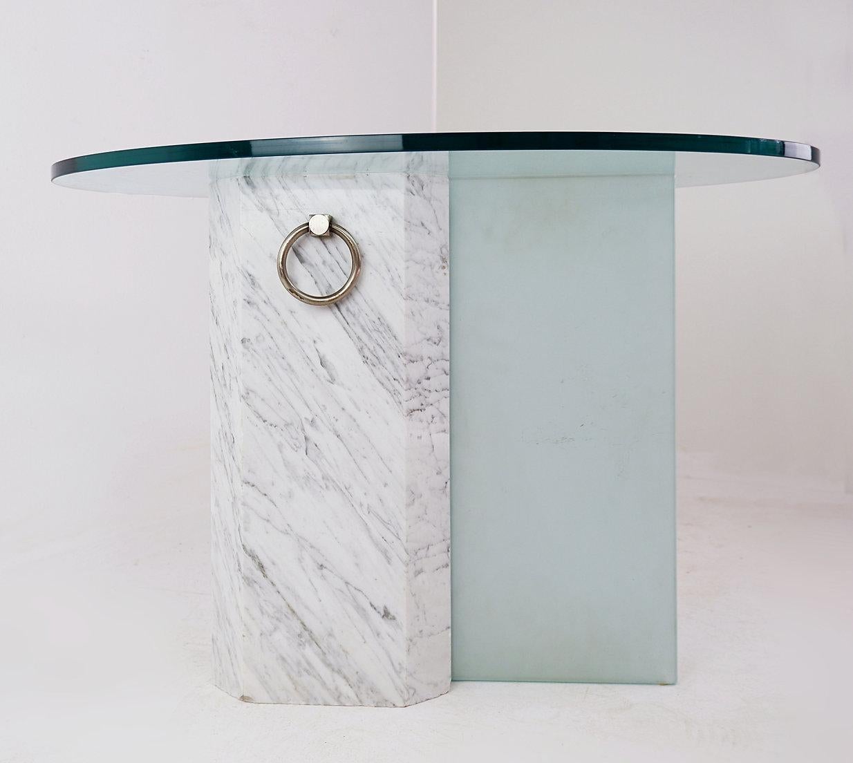 20ième siècle Table d'appoint ovale en marbre et verre sablé - années 1980 en vente