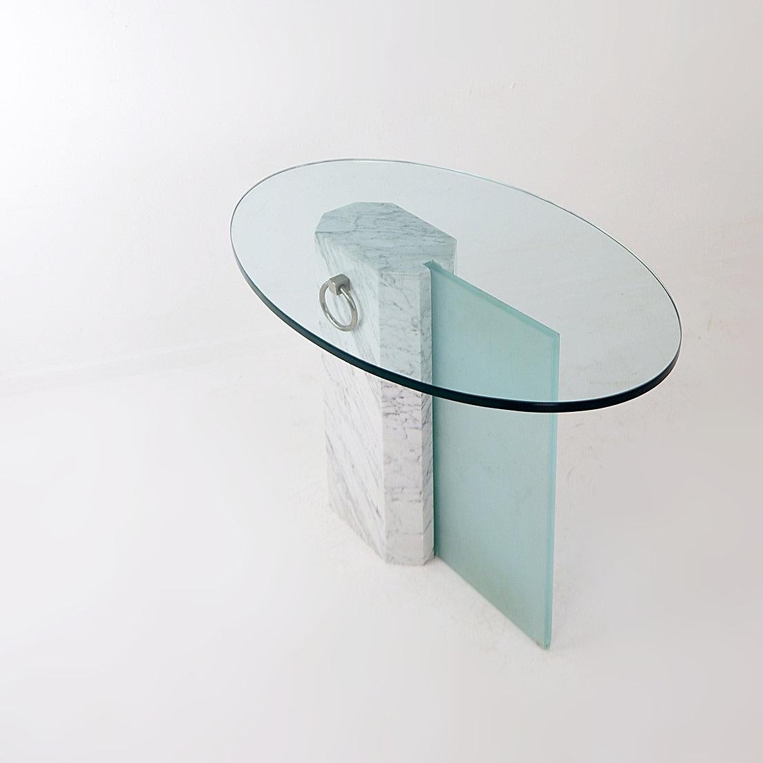 Table d'appoint ovale en marbre et verre sablé - années 1980 en vente 1