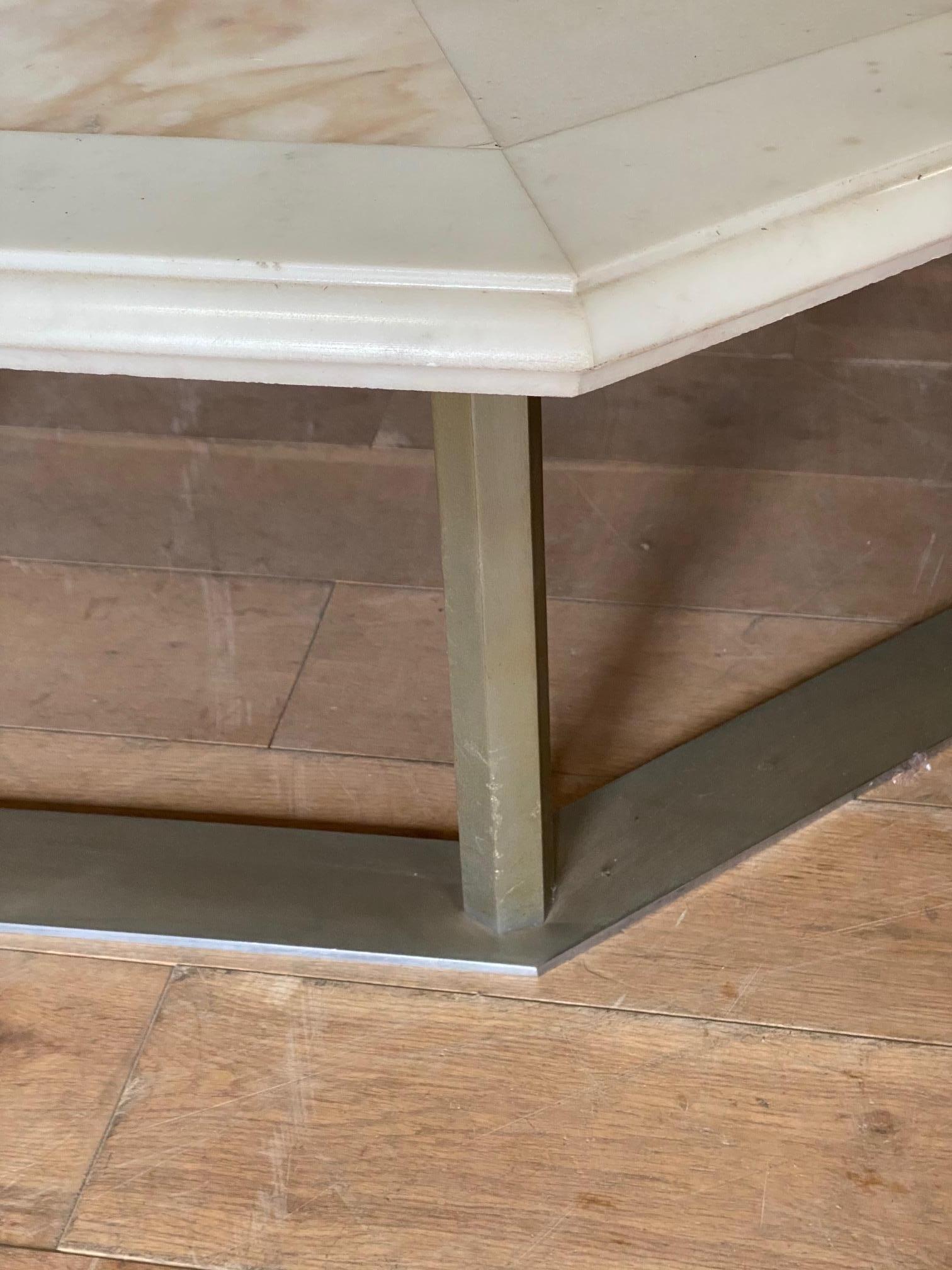 Marbre Table basse octogonale en marbre et acier en vente