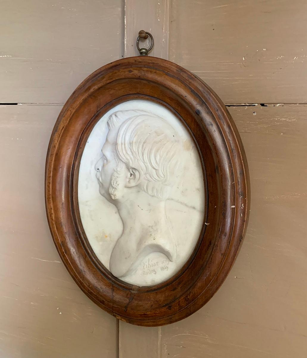 Escultura de perfil de medallón de mármol y nogal Francés en venta