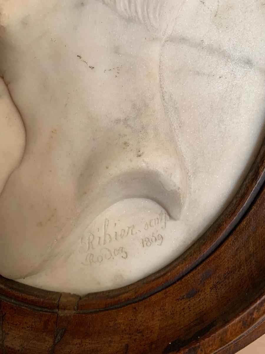 Sculpture de profil de médaillon en marbre et noyer en vente 1