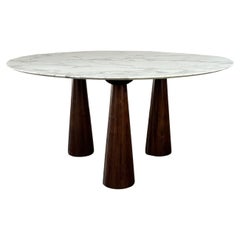 Tisch aus Marmor und Nussbaumholz – einer von einem