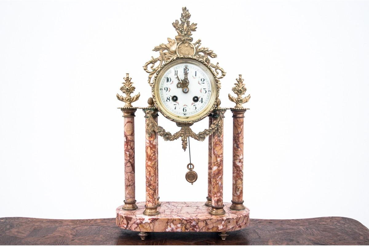 Marble antique clock with two amphoras, France, circa 1900. 
Very good condition. 
Clock dimensions : height 43.5 cm / width 25.5 cm / depth 12.5 cm.