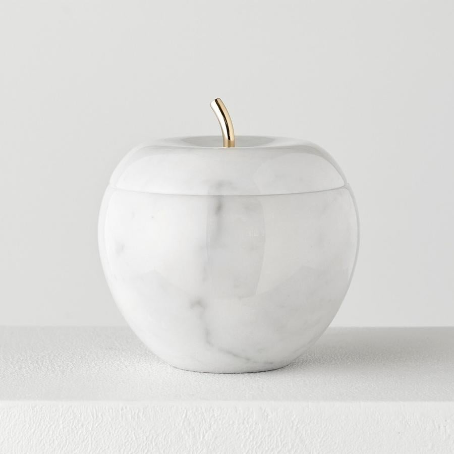 Box Marble Apple in glossy white Carrara marble, 
including a lid in brass mirror inside and a stalk in 
brass. Brass is Galvanized in gold 24-karat.
