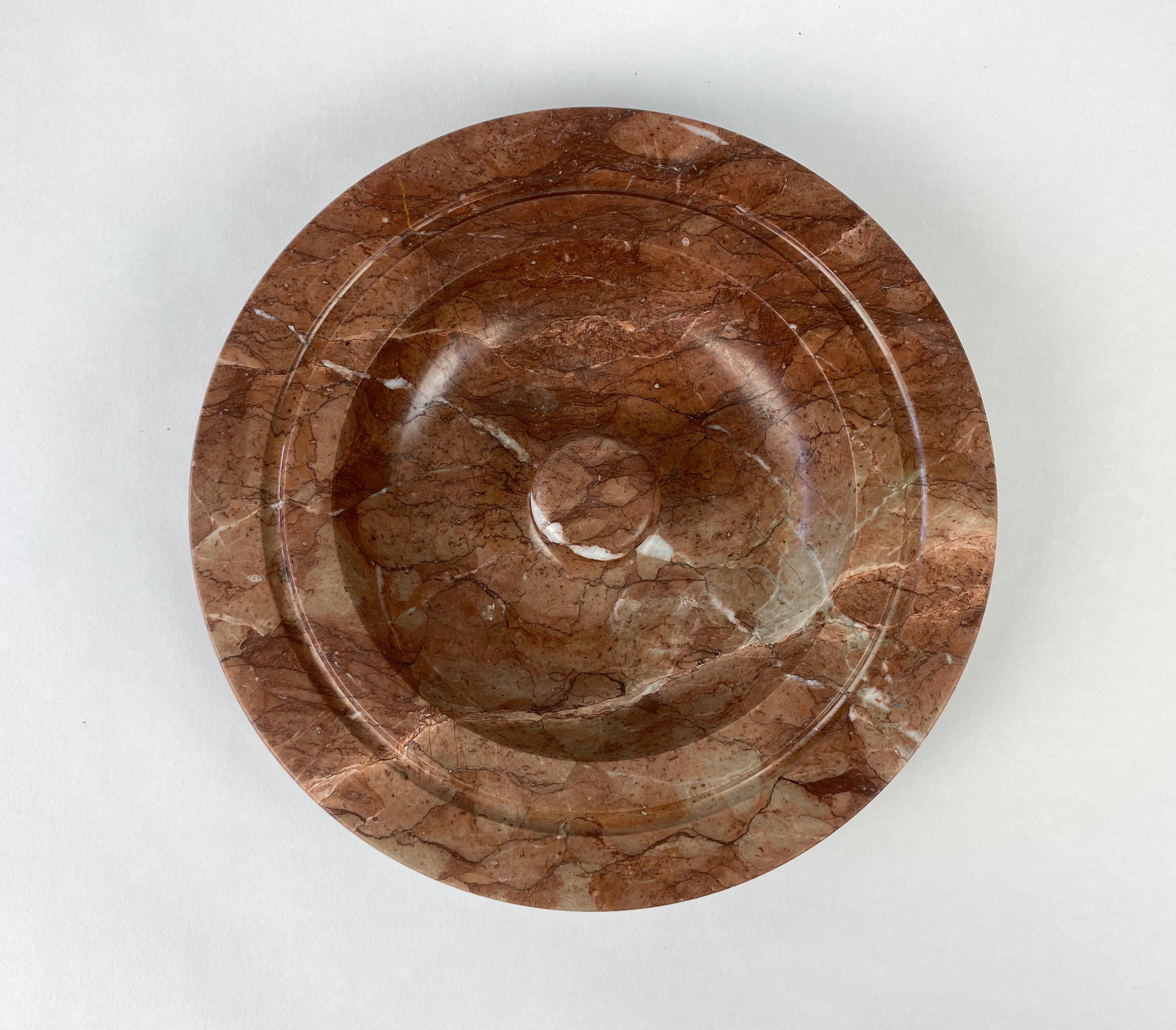 Round marble ashtray attributed to Angelo Mangiarotti for Knoll, Italy, 1970s.