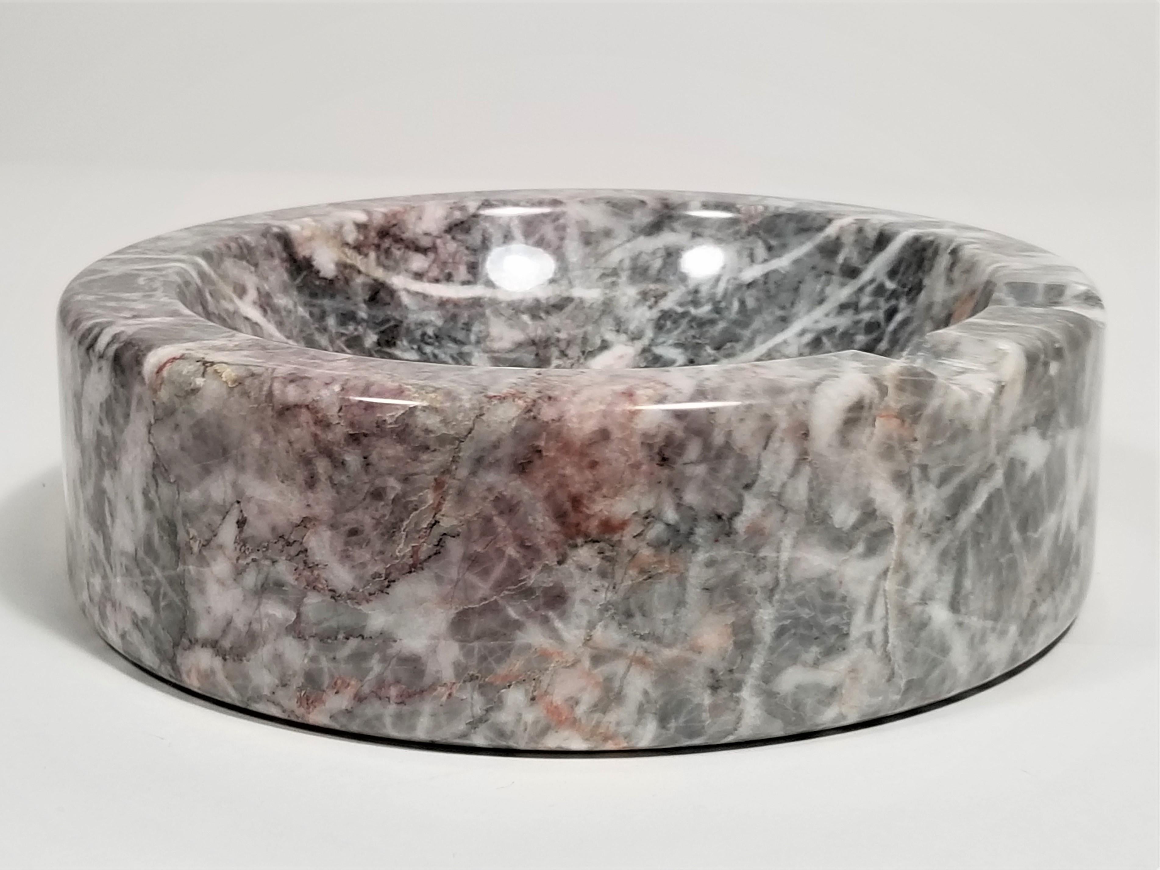 1970s marble ashtray. Heavy sturdy weight. Protective felt bottom.
Good condition exhibiting some minor blemishes.