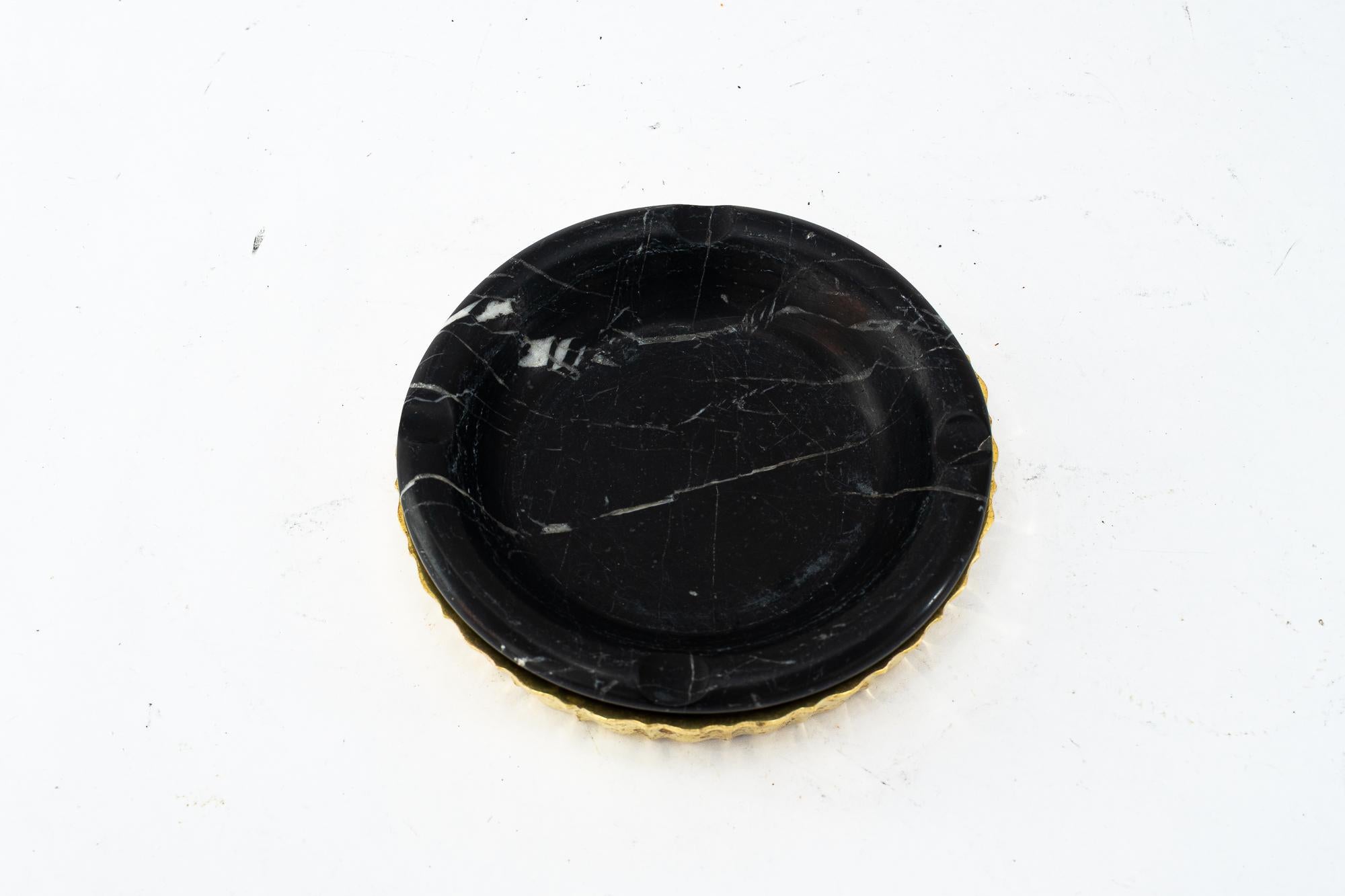 Marble Ashtray with solid cast brass holder vienna around 1920s
Hight quality work