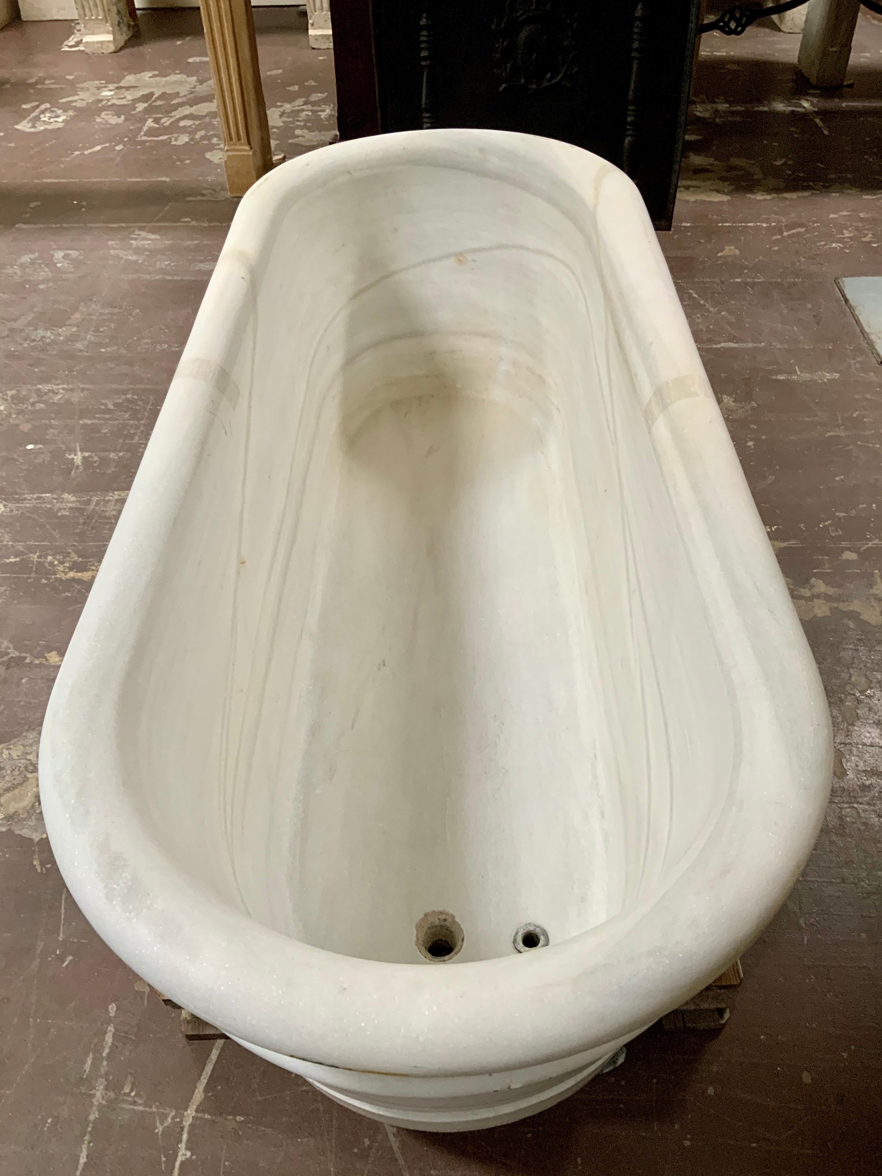 This beautiful marble Baignoire origins from Italy, circa 1900.