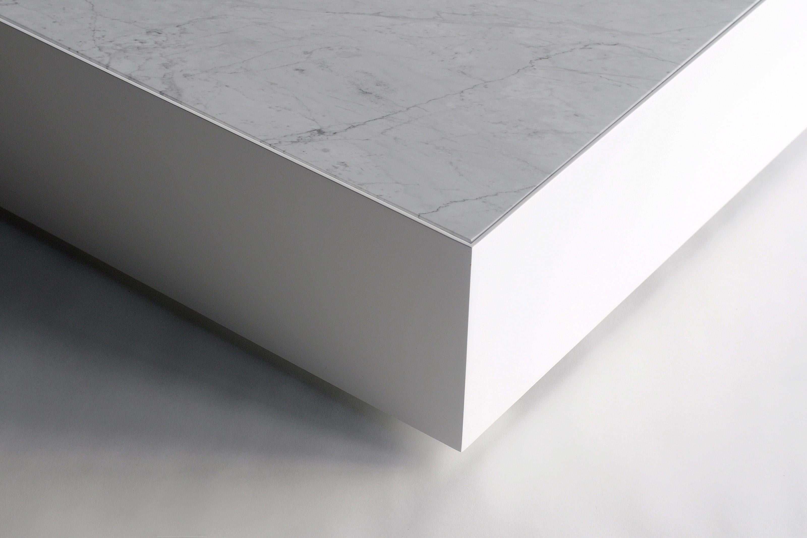 XXI secolo e contemporaneo Tavolino Ballot in marmo di Phase Design, Flat White in vendita