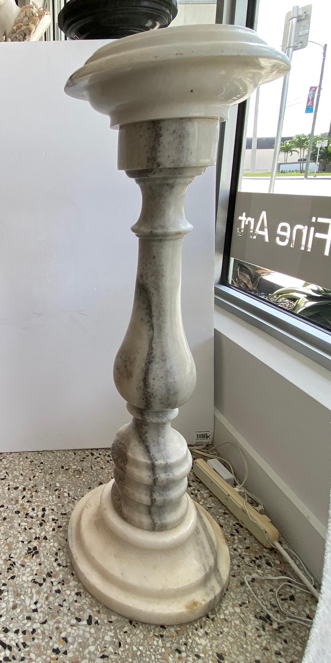 Italiano Piedistallo a forma di balaustra in marmo in vendita
