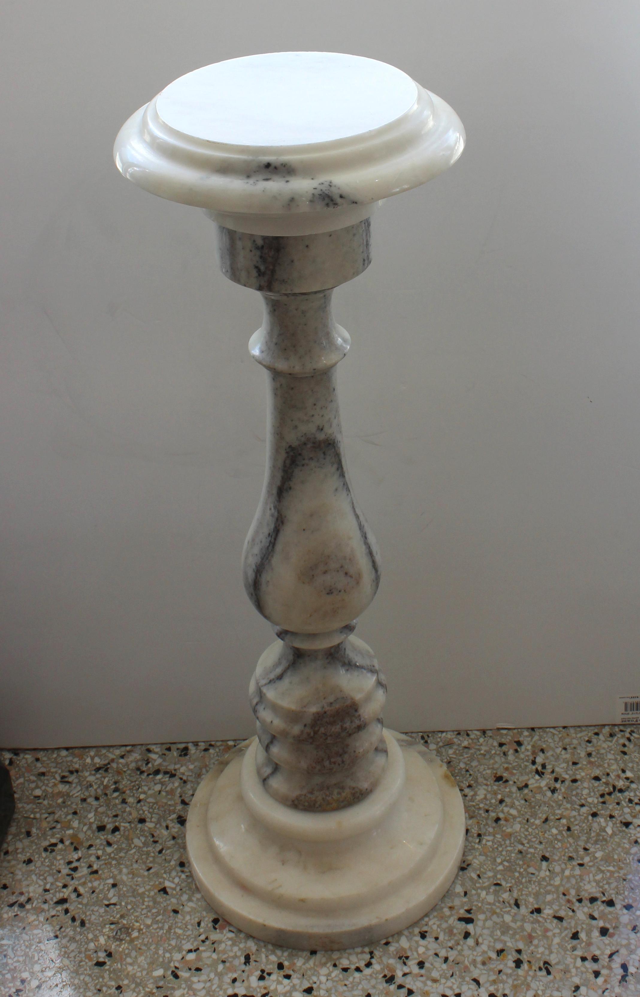 Fatto a mano Piedistallo a forma di balaustra in marmo in vendita