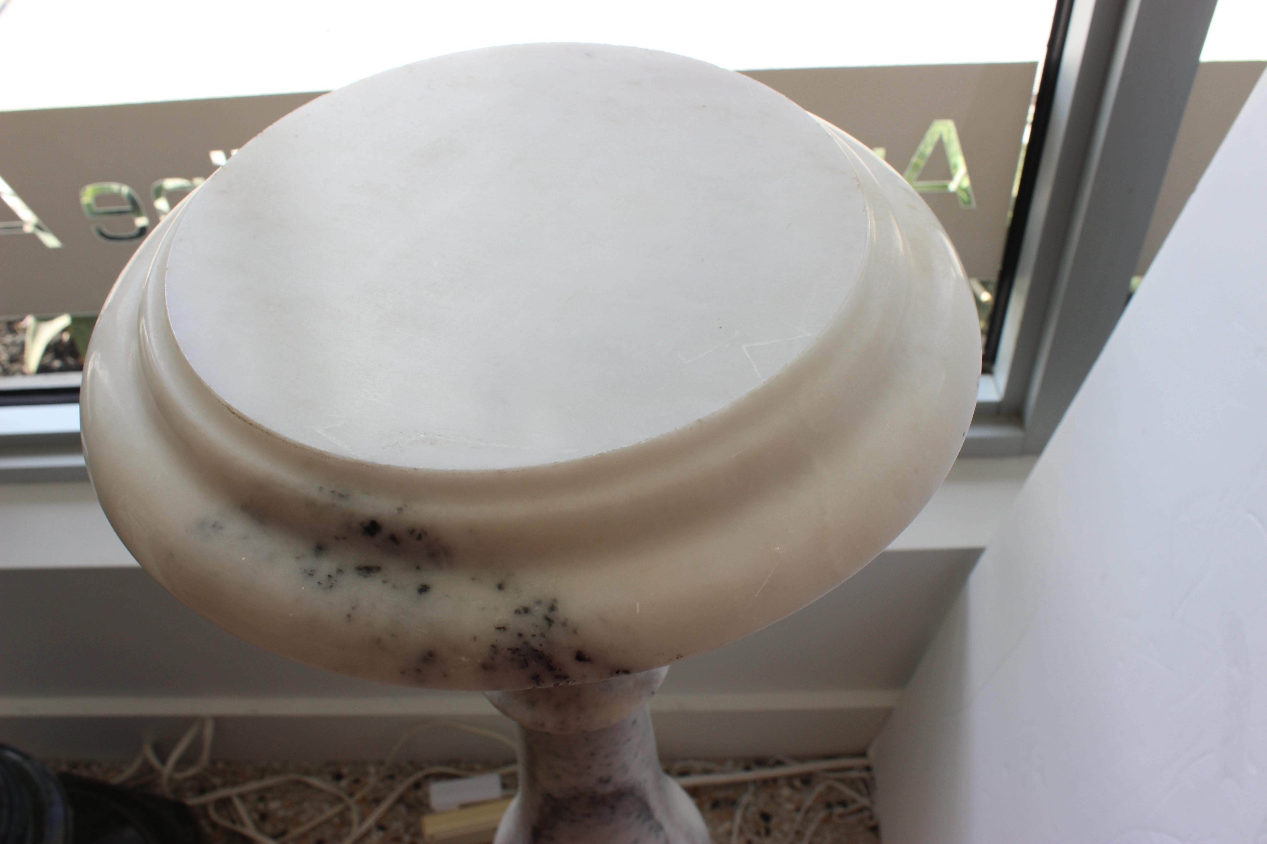 Piedistallo a forma di balaustra in marmo In condizioni buone in vendita a West Palm Beach, FL