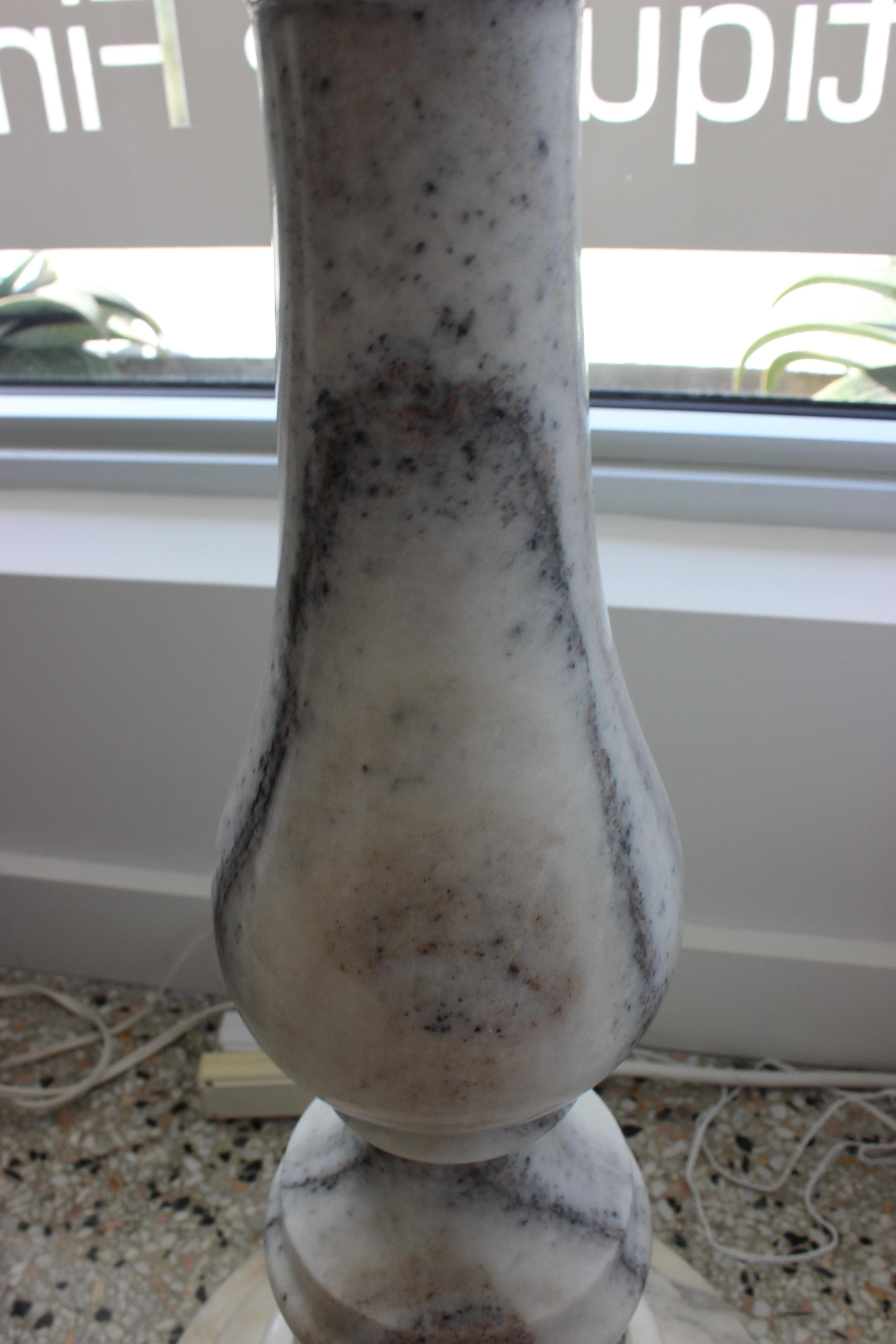 Marmo Piedistallo a forma di balaustra in marmo in vendita