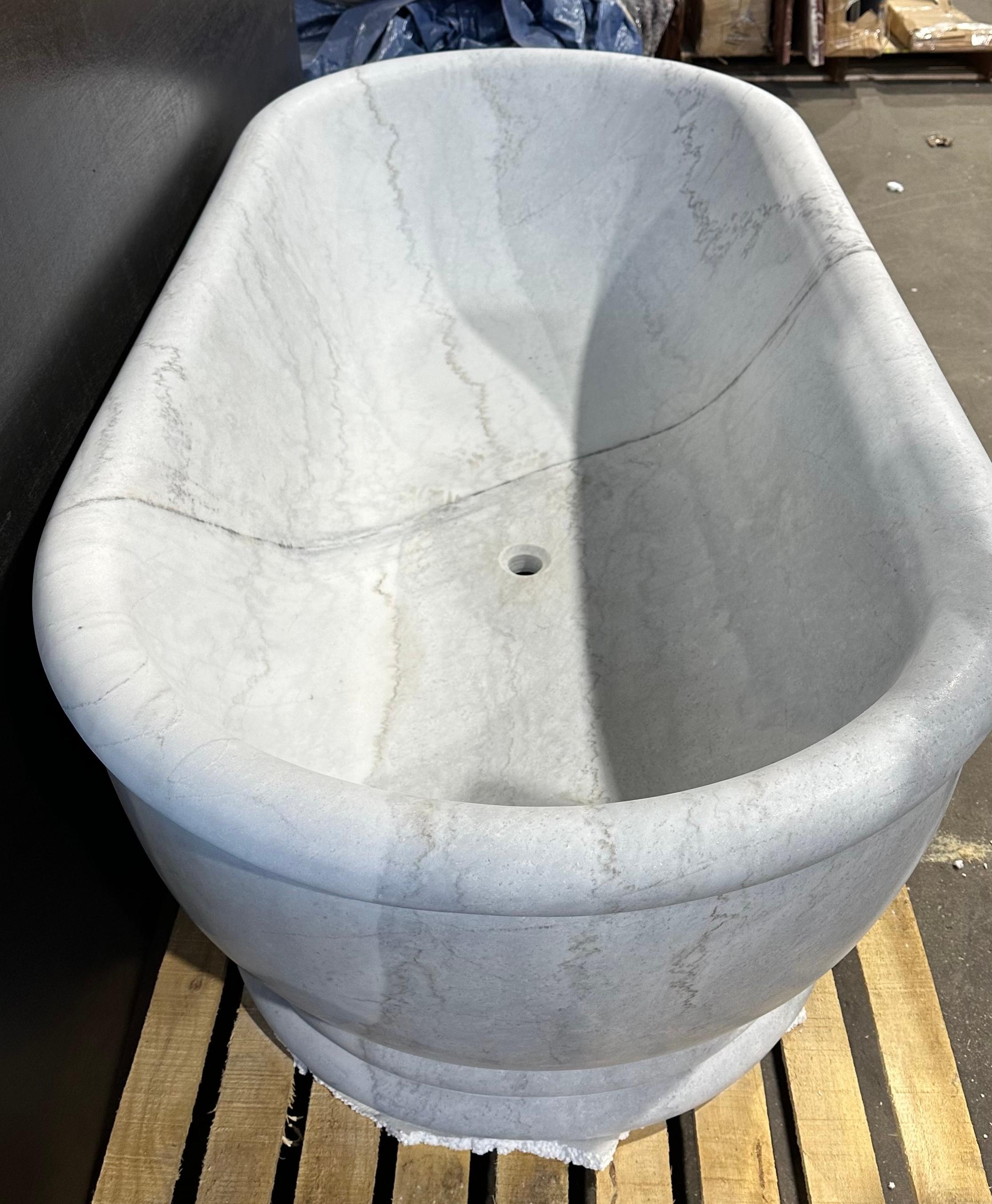 Marble Baroque Style Bath In Good Condition For Sale In Southall, GB