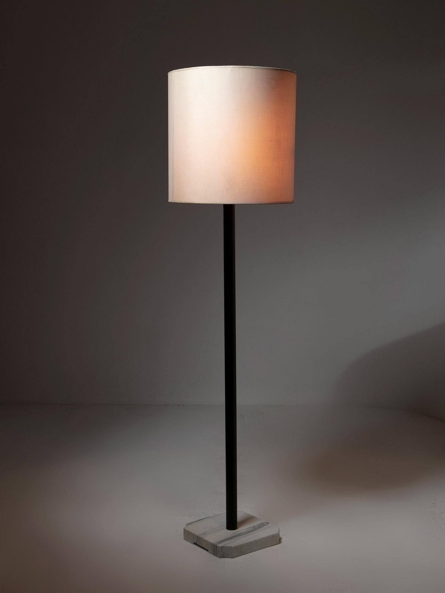 Imposing 50s floor lamp attributed to Azucena.
Brass frame on marble base.
Two independent light sources. 
Three lamps available.