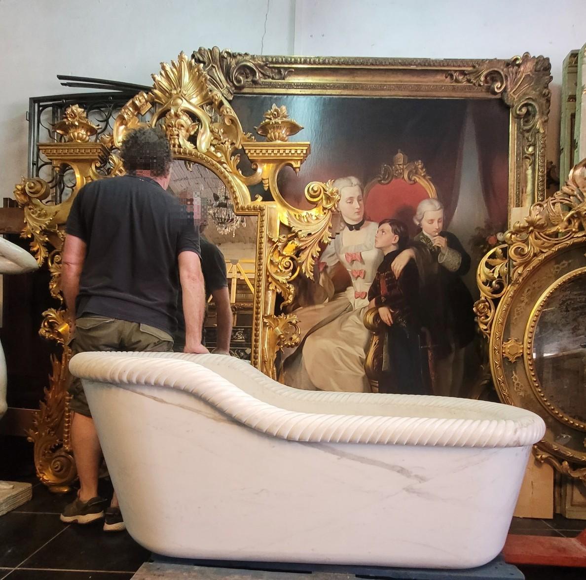 Beautiful white marble bathtub with crenellated rim, with the seat marked in the bottom.   

Work early or mid-19th century.  

Good general condition, 1 crack or visible veining of the marble (but no relief to the touch), slight scattered chips -