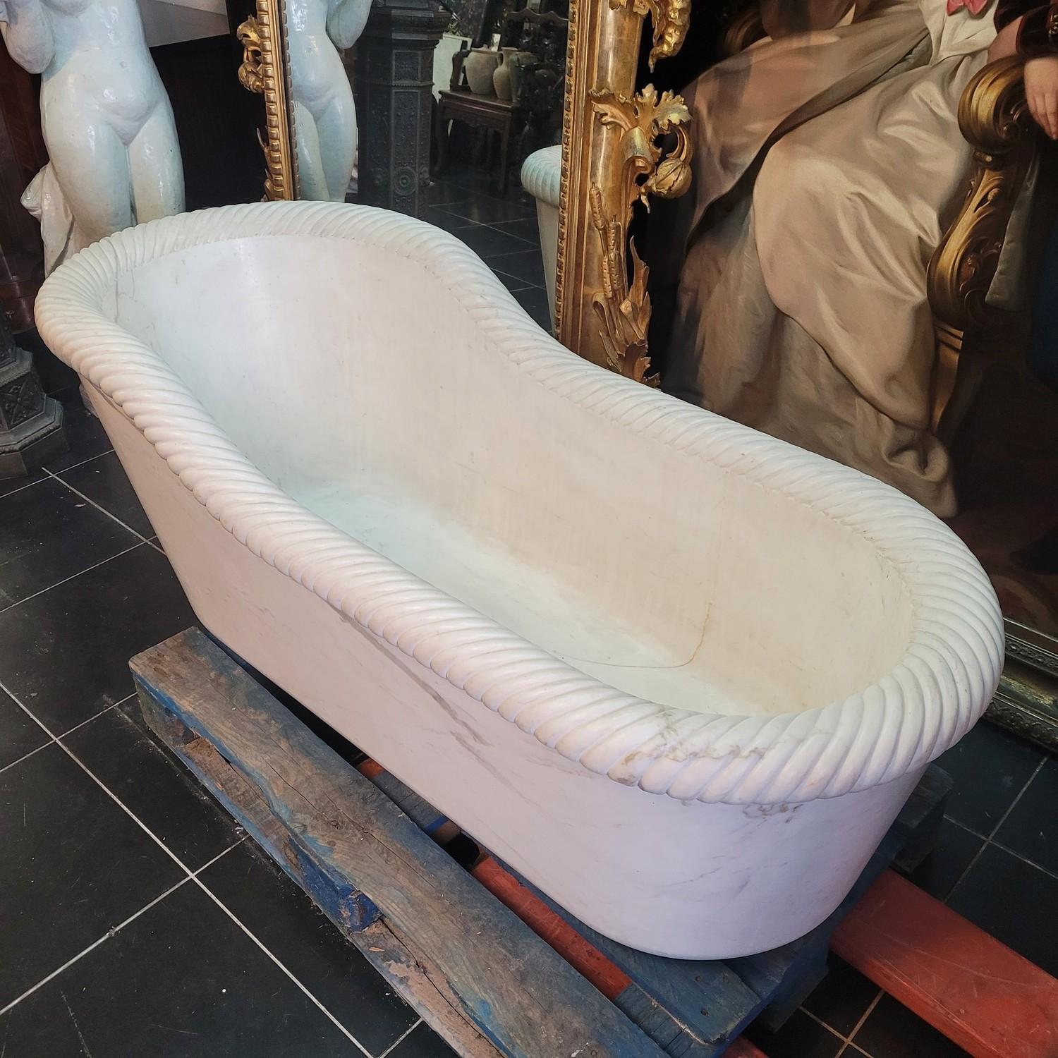 Marble Bathtub, Early/mid 19th Century In Good Condition For Sale In MARSEILLE, FR