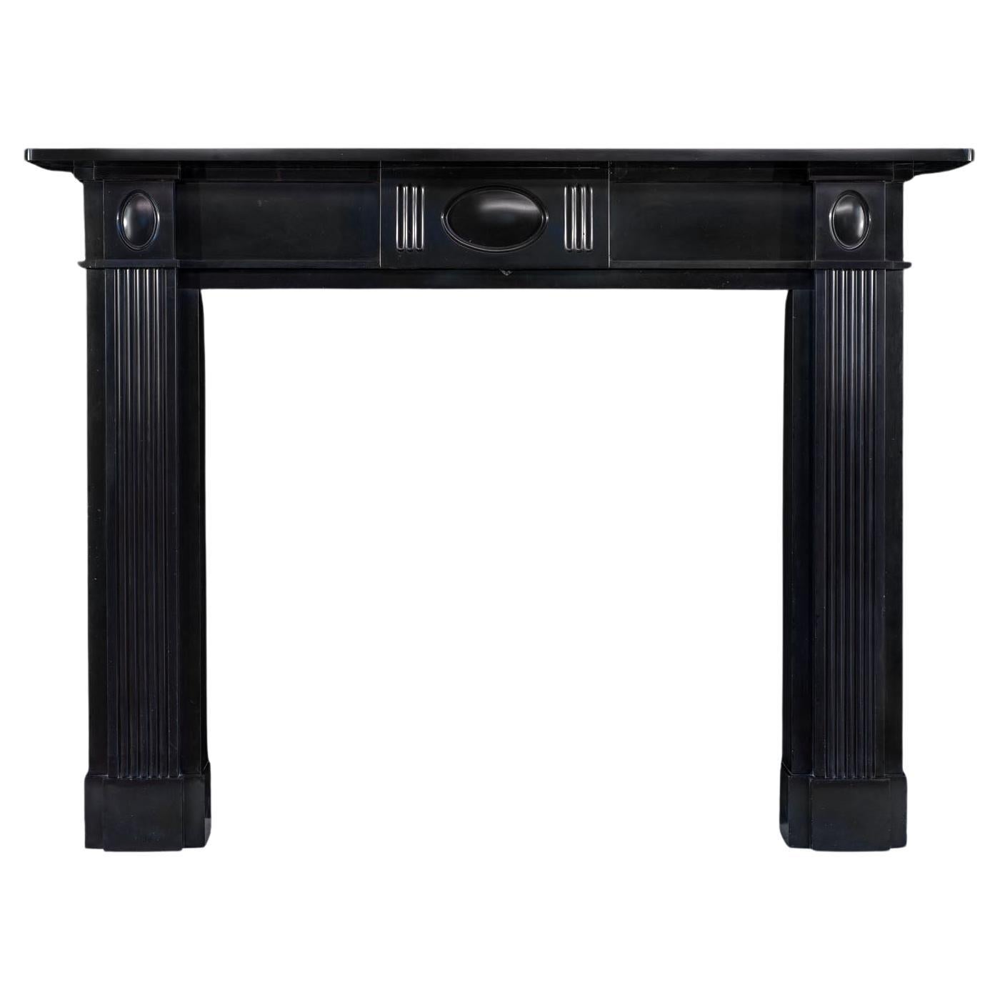 Cheminée de style Régence noire en marbre