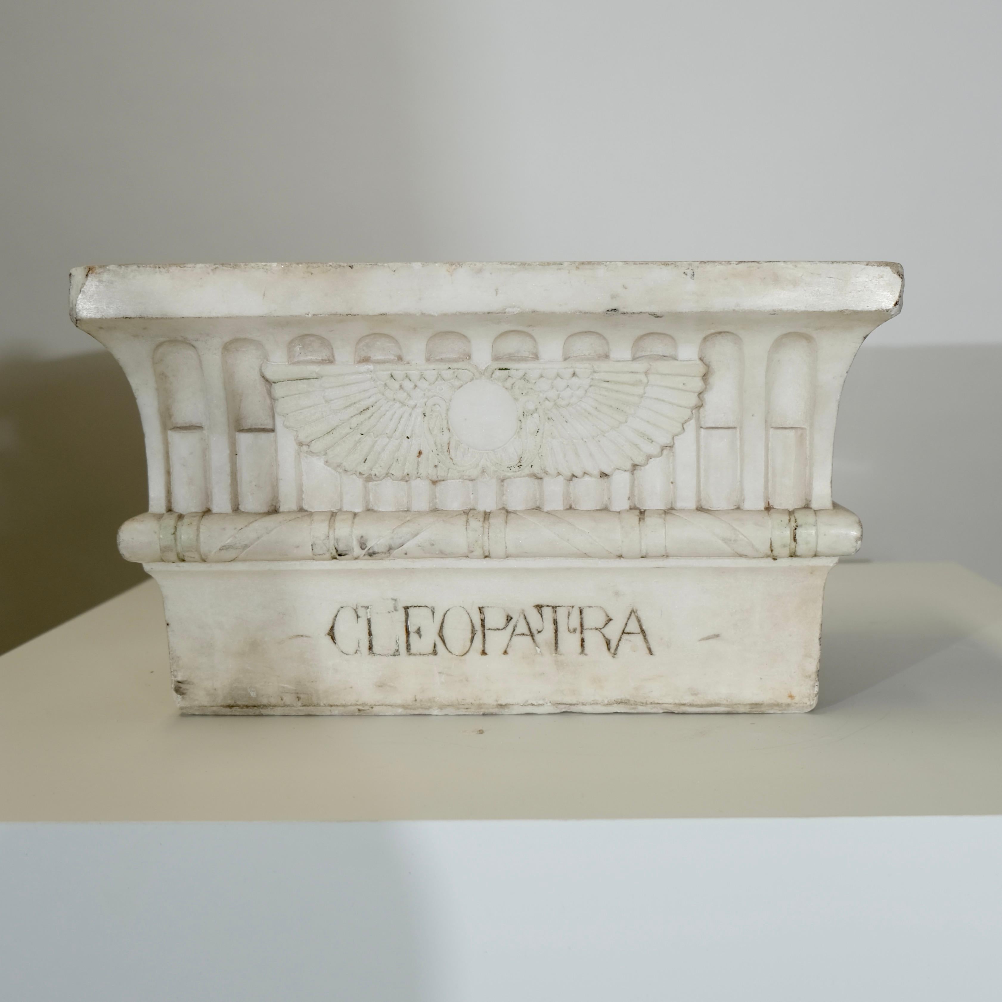 Bloc de marbre avec le nom gravé de Cléopâtre et des décorations de style égyptien. A.I.C..

Une partie d'une construction plus importante. Il peut être utilisé comme support pour une sculpture ou simplement comme pièce décorative en soi.