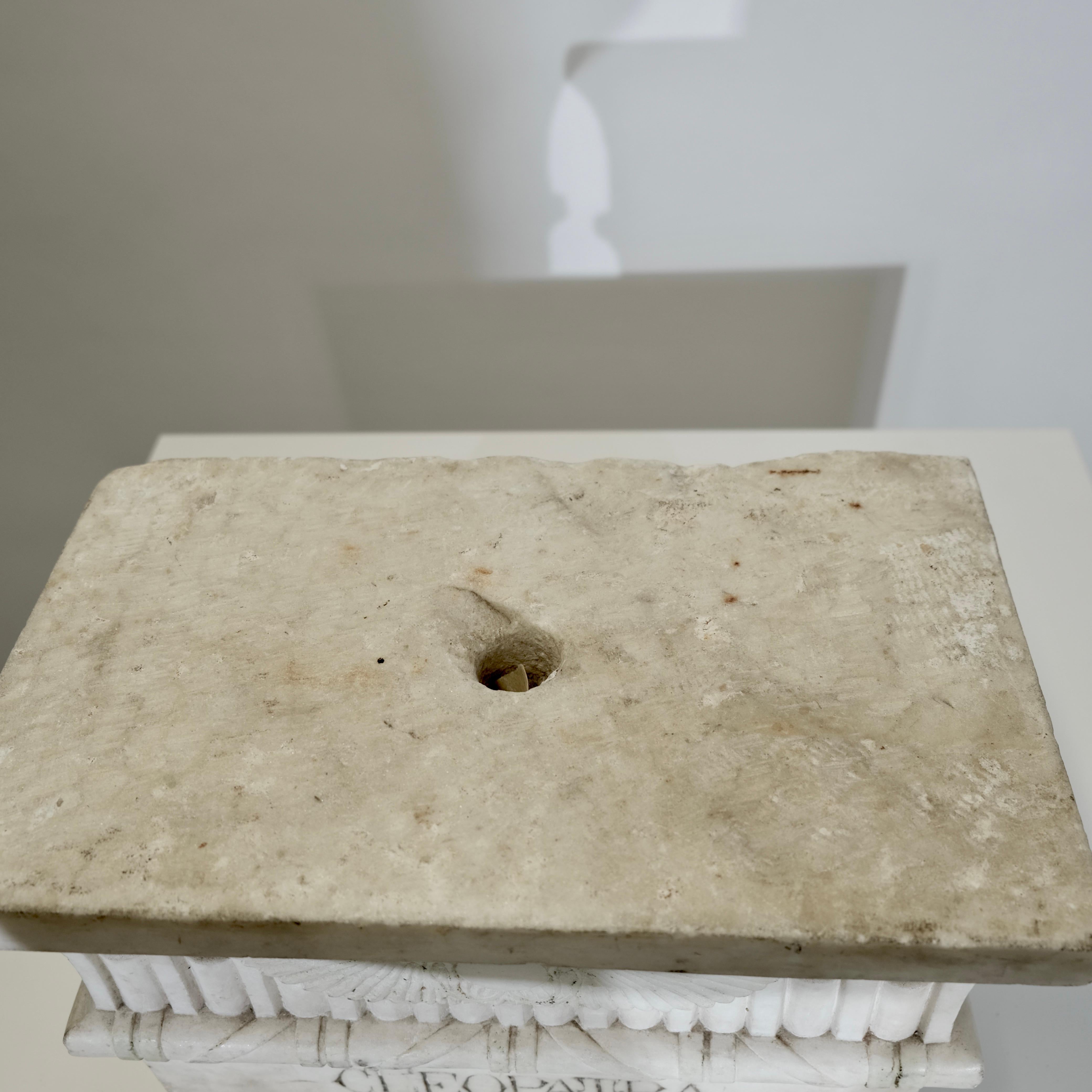 Néo-égyptien Bloc en marbre avec texte gravé Cléopâtre, Italie 19e c