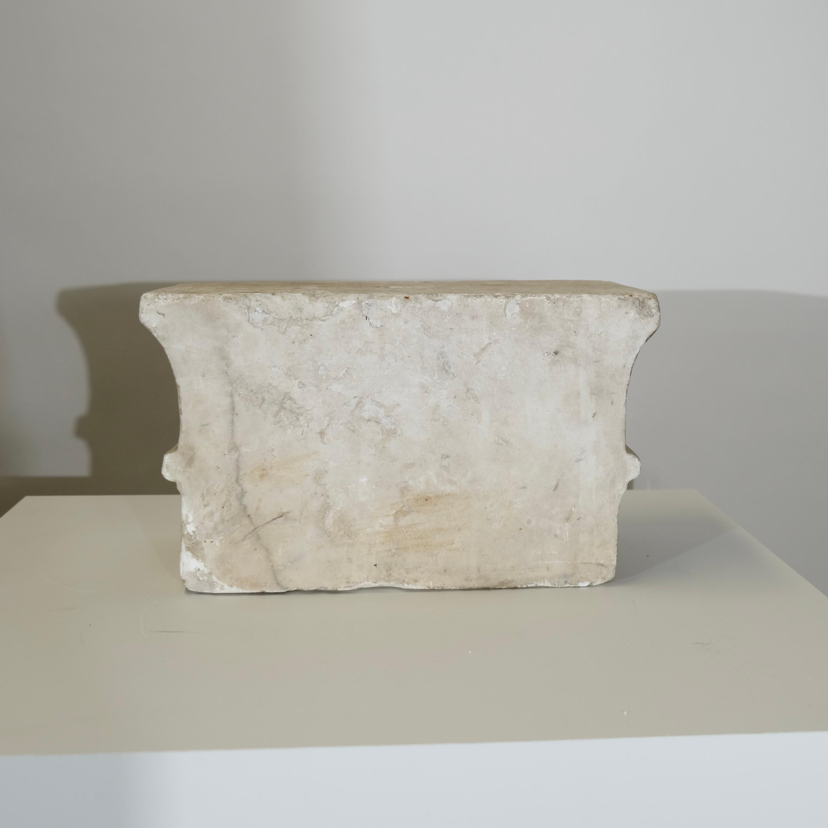 Bloc en marbre avec texte gravé Cléopâtre, Italie 19e c Bon état à Stockholm, SE