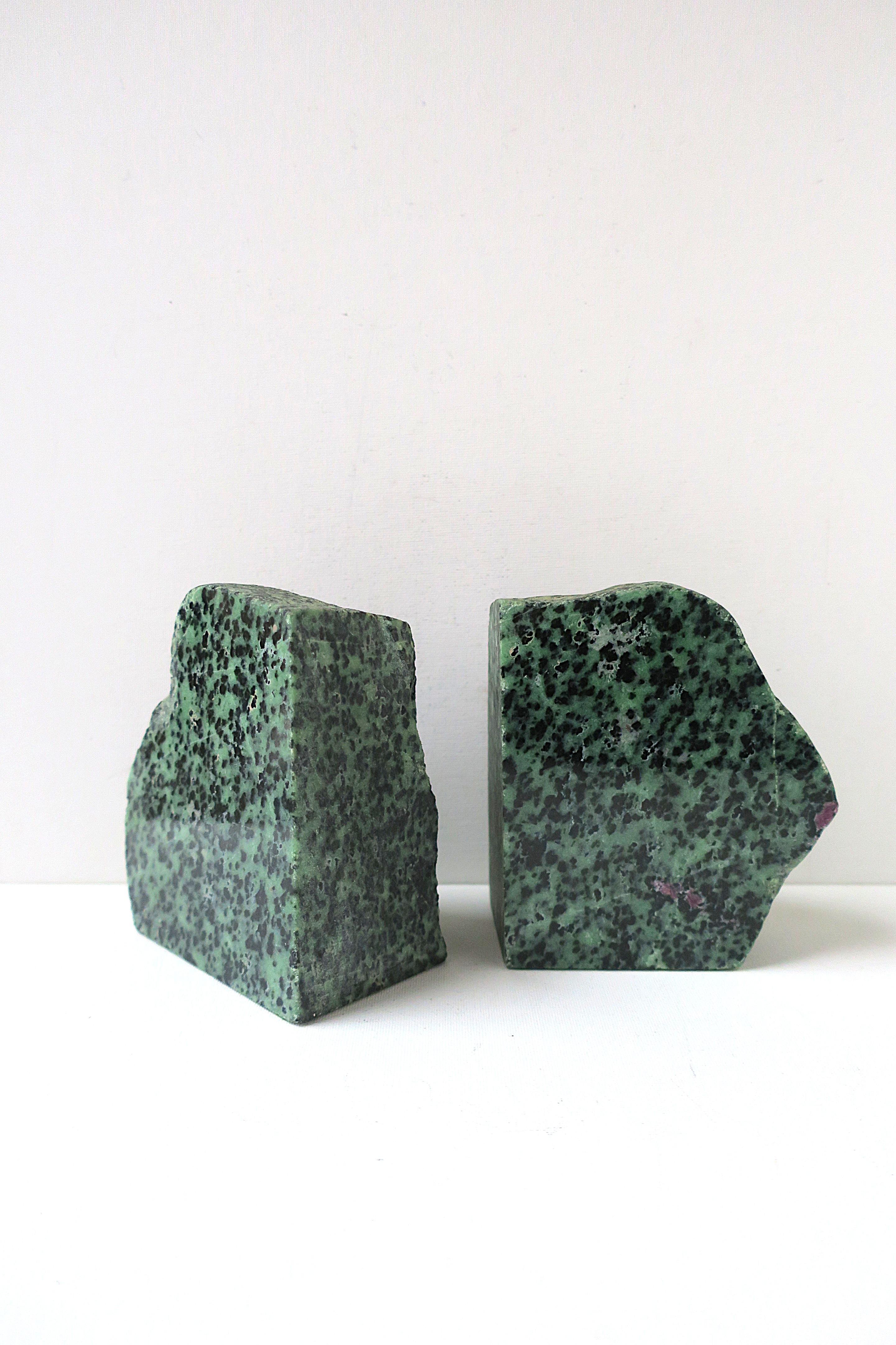 Una sostanziosa coppia di fermalibri in marmo verde e nero, in stile Moderno/anni '70, circa fine XX secolo, anni '70. Le coppie sono di colore verde e nero, con parte anteriore e laterale lucida e parte posteriore grezza. 