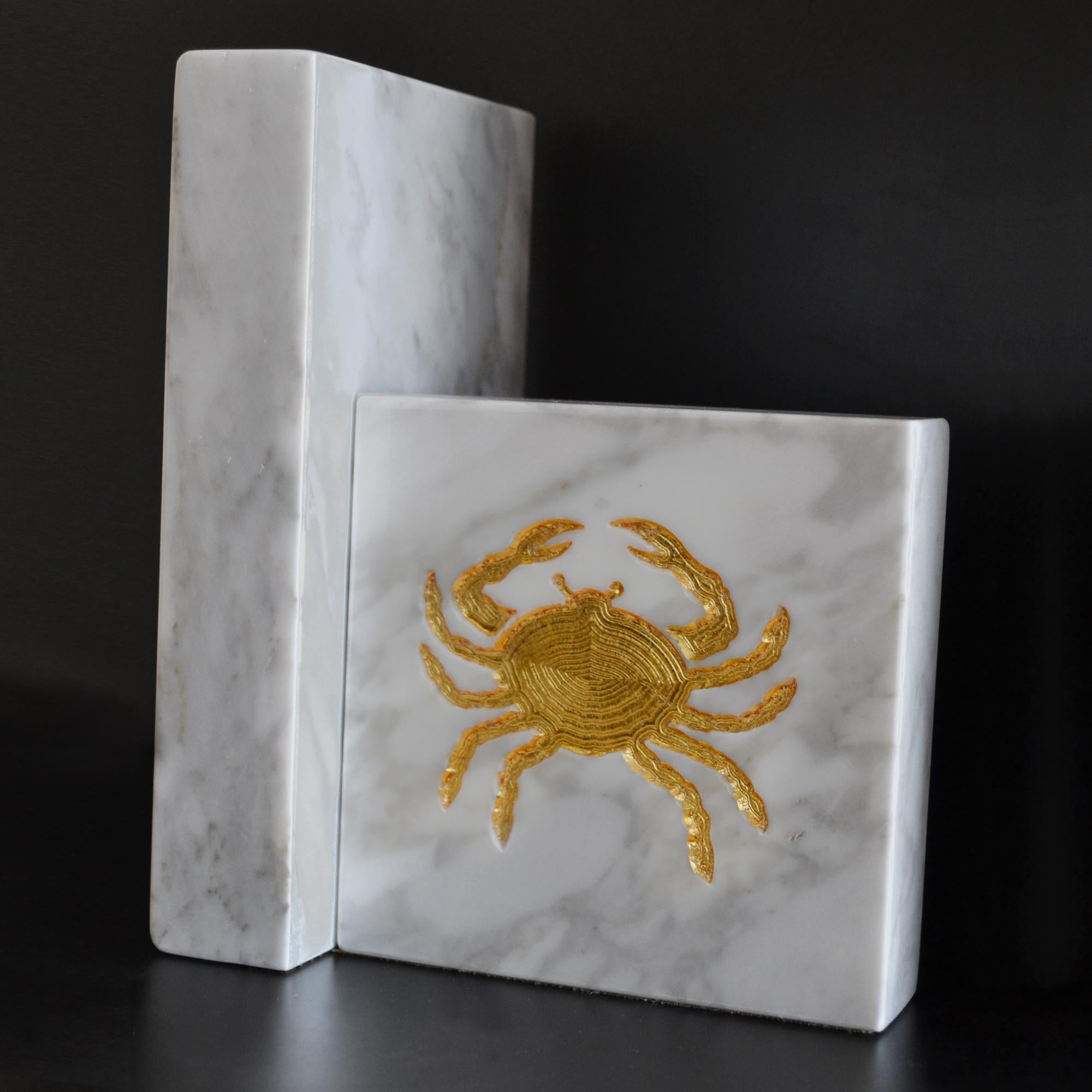 Buchstützen aus weißem italienischem Carrara-Marmor mit eingelegten Tierkreiszeichen, mit Blattgold verziert. Sie können die Kombination der beiden Zeichen wählen, siehe auf dem Diagramm.
Gewicht: 2,10 Kilo pro Stück

Für Käufer aus der EU