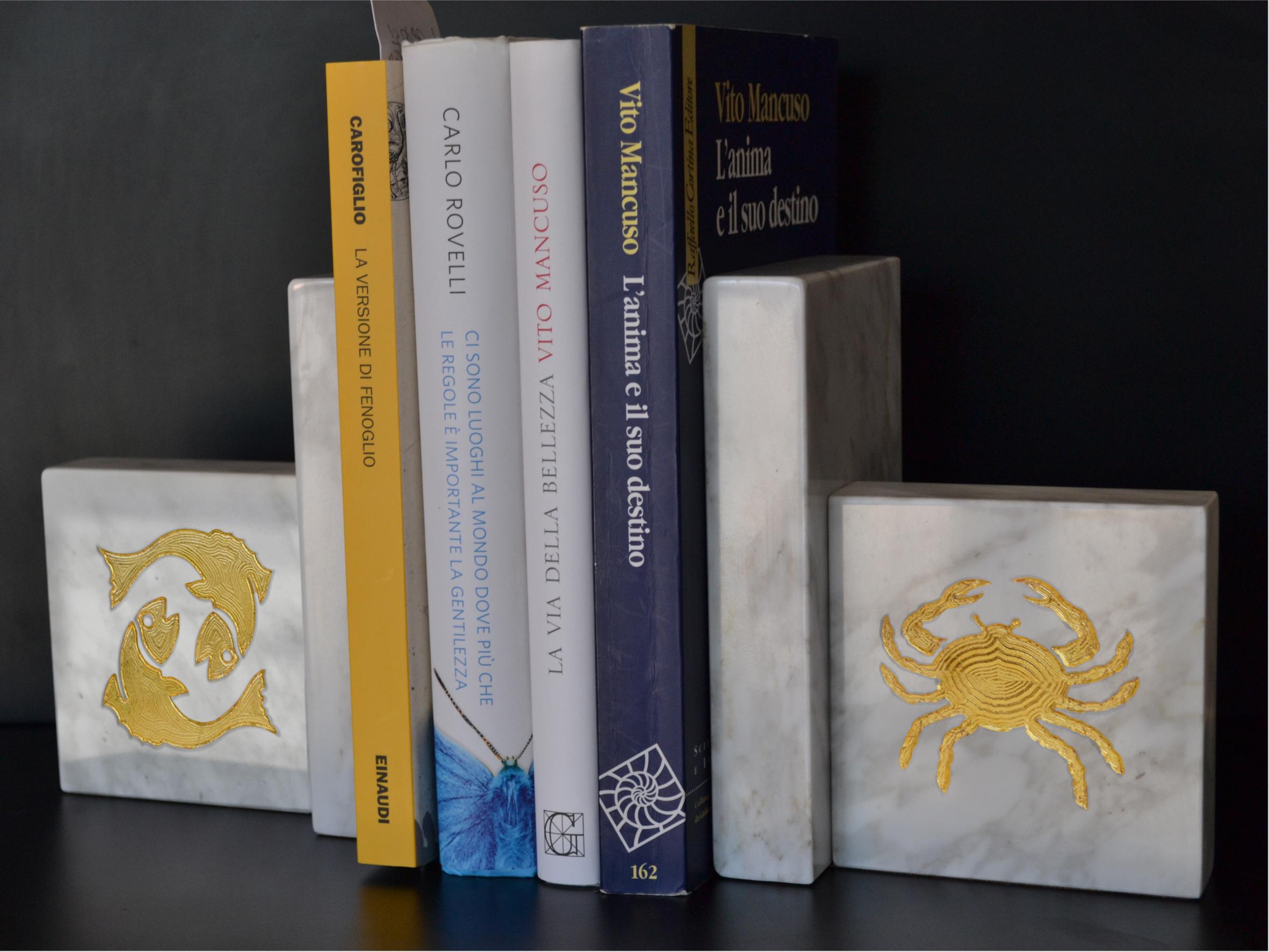 Cupioli-Buchstützen aus weißem Marmor  Blattgold  Intarsien Tierkreiszeichen  Handgefertigt in Italien   (Arts and Crafts) im Angebot