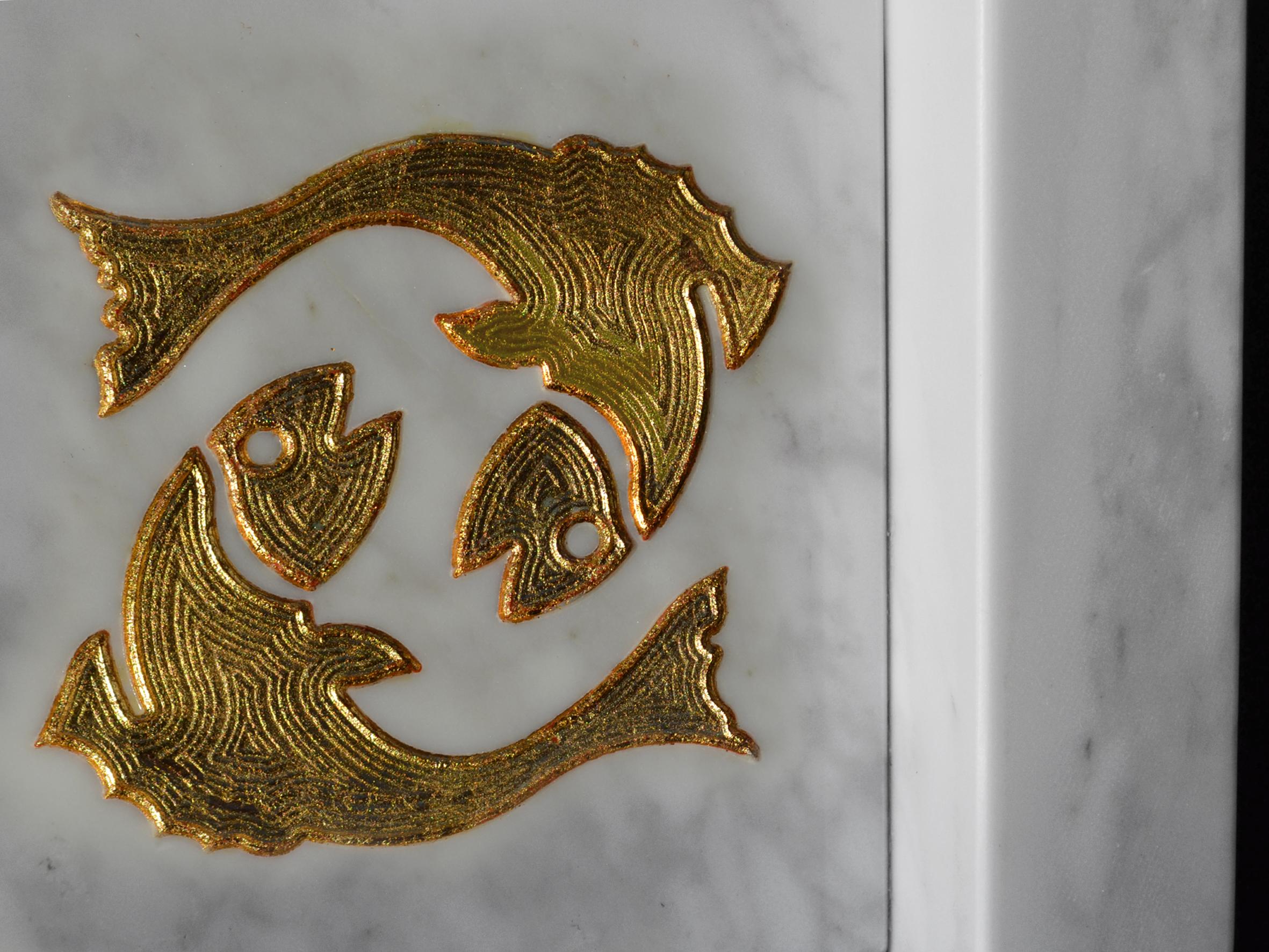 Cupioli-Buchstützen aus weißem Marmor  Blattgold  Intarsien Tierkreiszeichen  Handgefertigt in Italien   (21. Jahrhundert und zeitgenössisch) im Angebot
