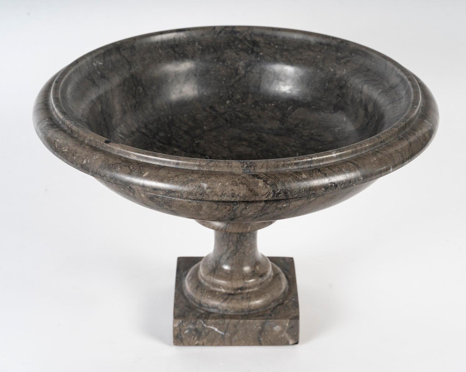 Ciotola in marmo, XX secolo, stile Napoleone III.

Ciotola in marmo grigio del XX secolo in stile Napoleone III.
H. 24cm, P. 35cm