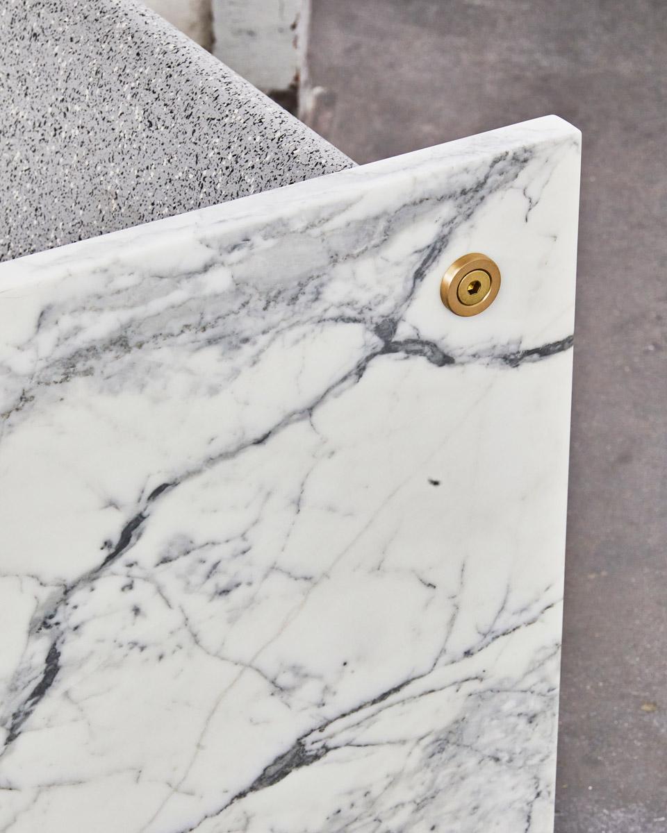 XXI secolo e contemporaneo Sedia in marmo, ottone e mohair di Slash Objects in vendita