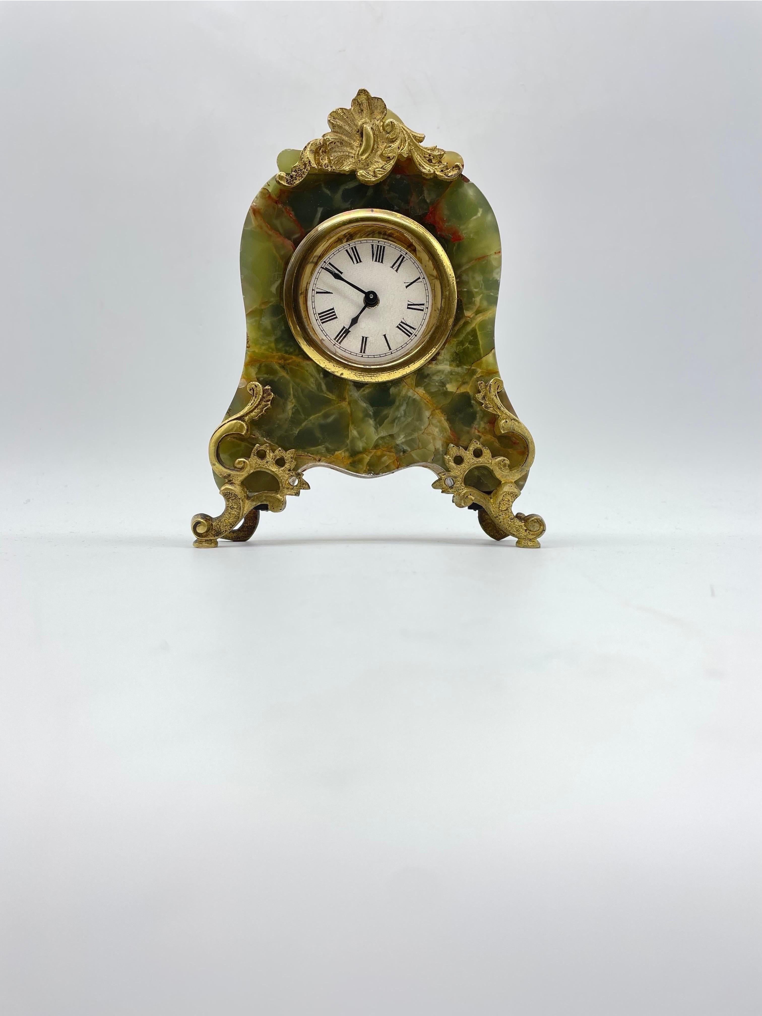 traumhaft schöne, filigrane Marmortischuhr mit bronzeverzierten Beschlägen, echter Onyx
, altersbedingter Zustand, wie auf den Bildern zu sehen ist, 
diese schöne Uhr muss vom Käufer überholt werden