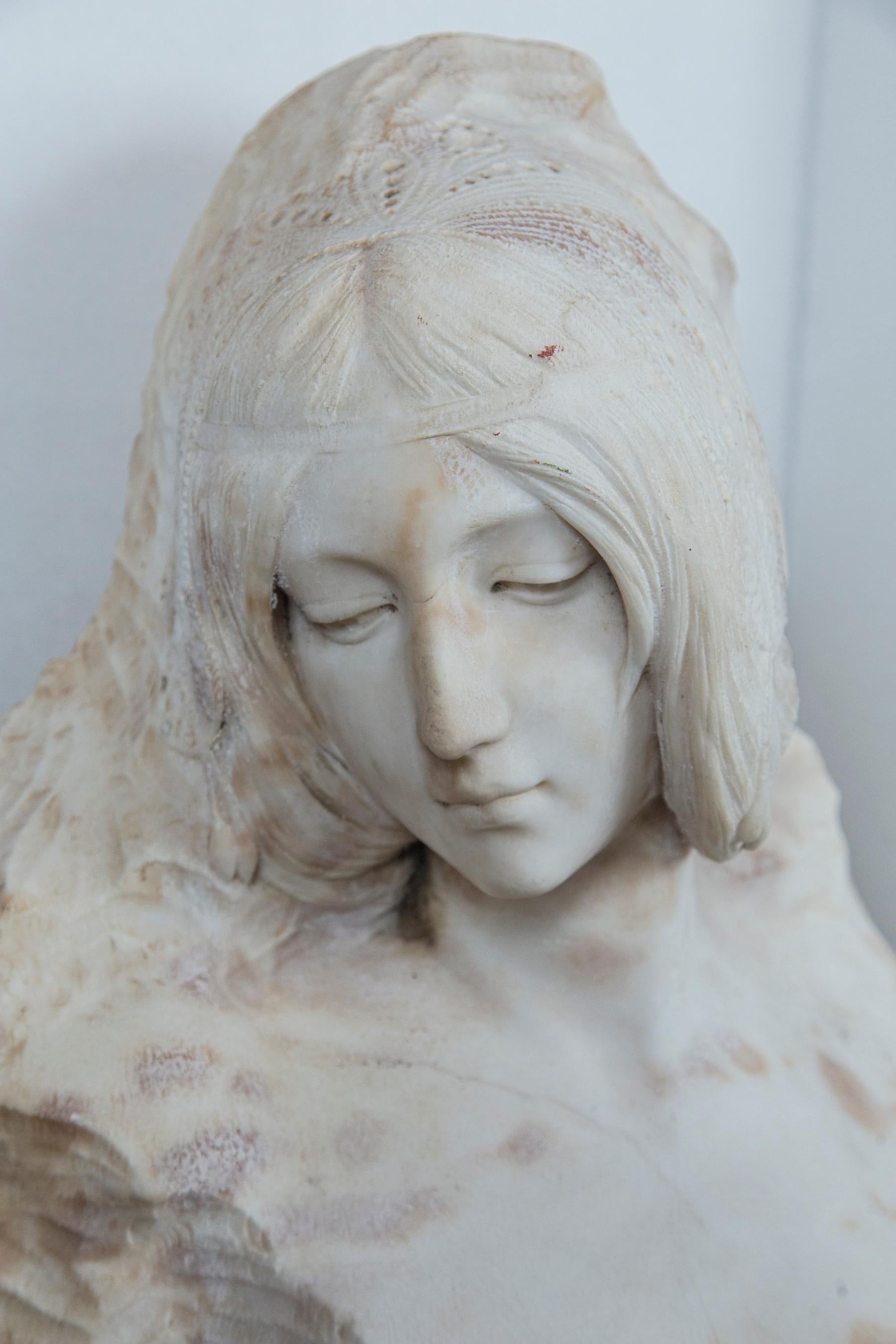 Sculpté à la main Buste en marbre inscrit De La Valliere