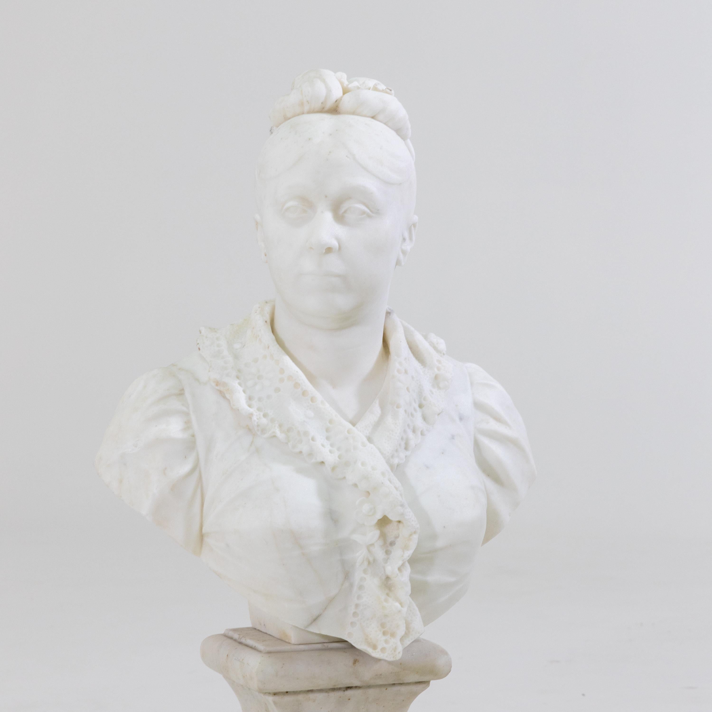 Italian Marble Bust of a Lady, Italy 19th Century For Sale