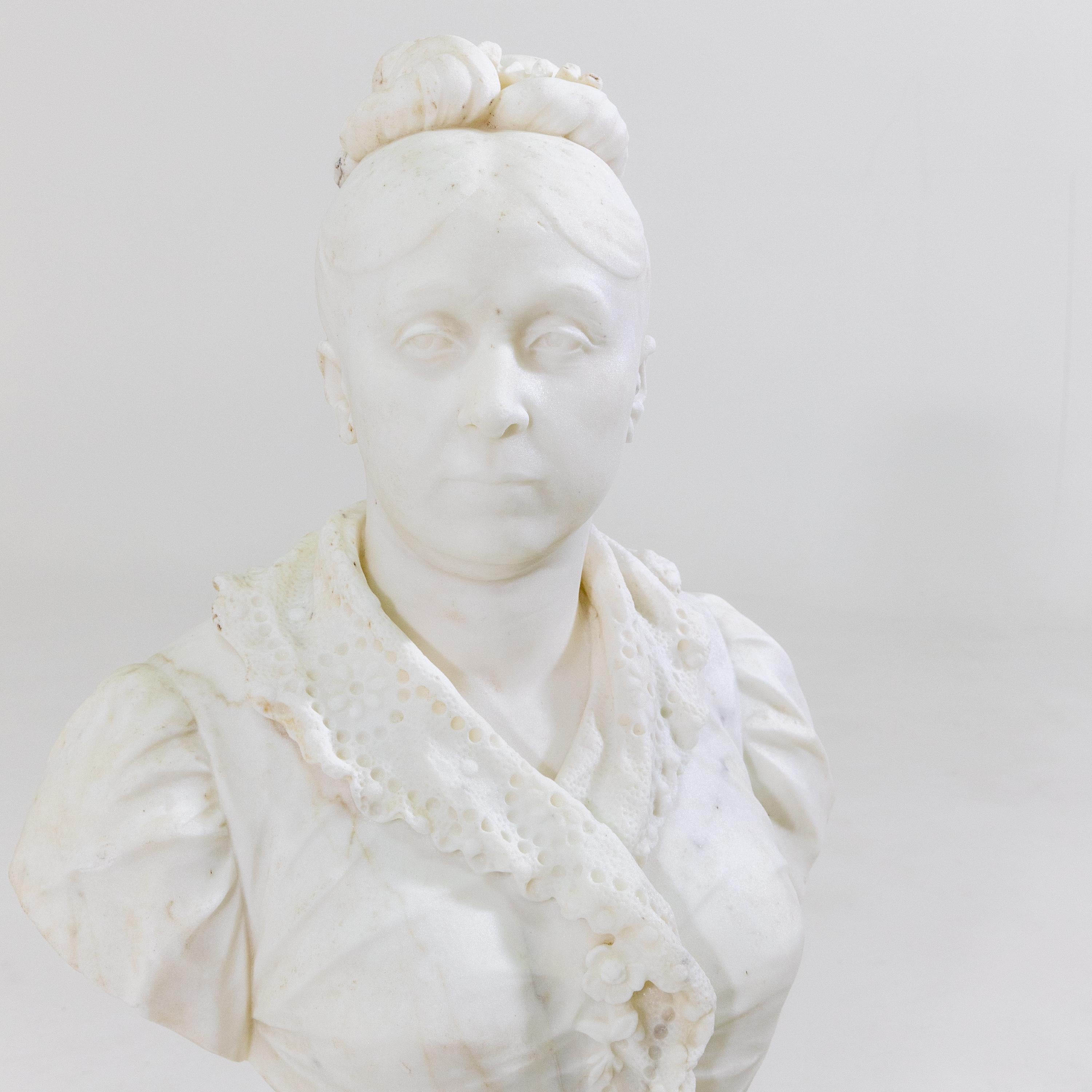 Marble Bust of a Lady, Italy 19th Century In Good Condition For Sale In Greding, DE